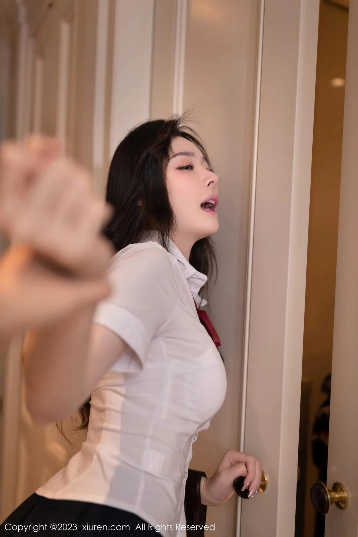 小逗逗捆绑剧情性感白T配黑色短裙露超薄黑丝极致魅惑写真 第 9 张