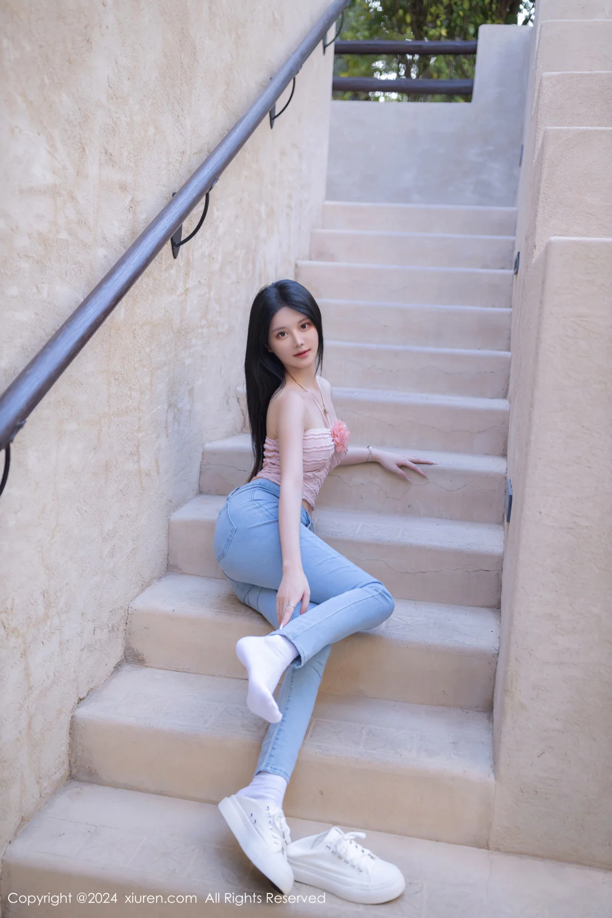 幼幼性感粉色上衣配蓝色牛仔裤半脱秀翘臀美腿撩人绝美写真 第 15 张