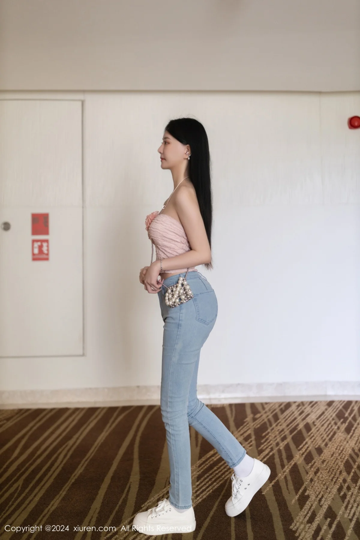 幼幼性感粉色上衣配蓝色牛仔裤半脱秀翘臀美腿撩人绝美写真 第 28 张
