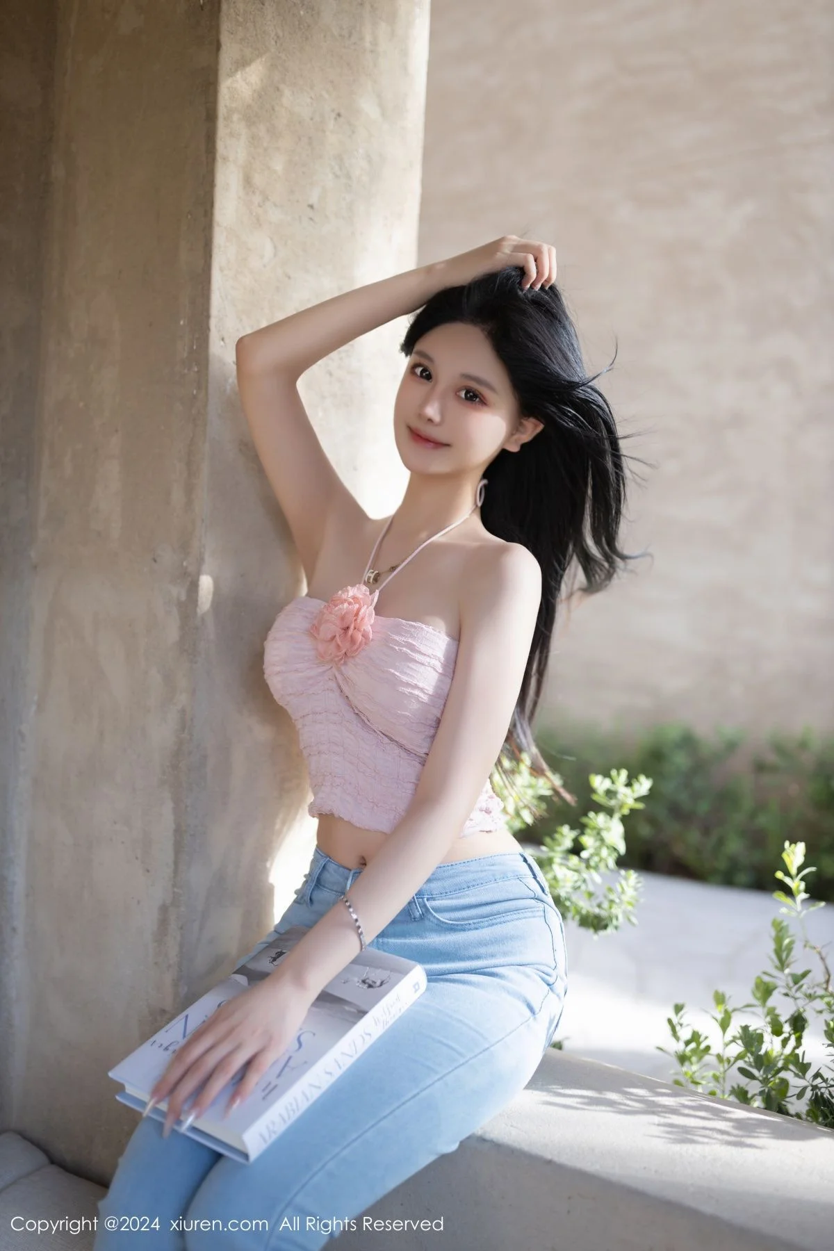 幼幼性感粉色上衣配蓝色牛仔裤半脱秀翘臀美腿撩人绝美写真 第 3 张