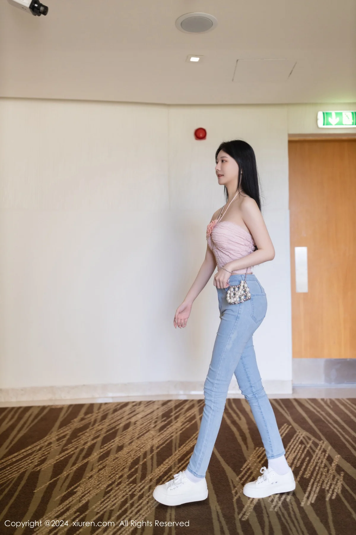 幼幼性感粉色上衣配蓝色牛仔裤半脱秀翘臀美腿撩人绝美写真 第 30 张