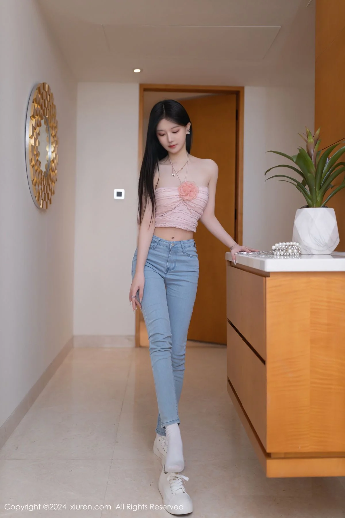 幼幼性感粉色上衣配蓝色牛仔裤半脱秀翘臀美腿撩人绝美写真 第 44 张