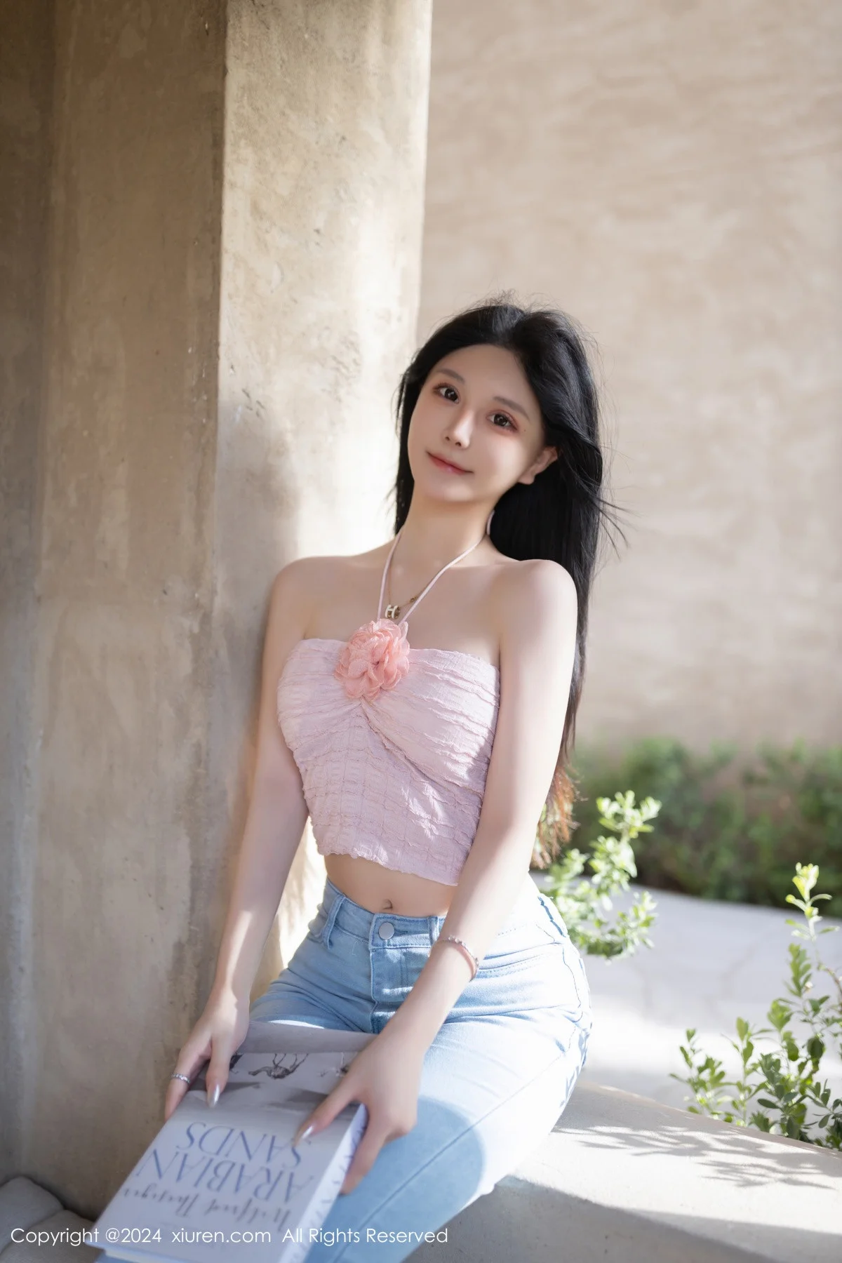 幼幼性感粉色上衣配蓝色牛仔裤半脱秀翘臀美腿撩人绝美写真 第 5 张