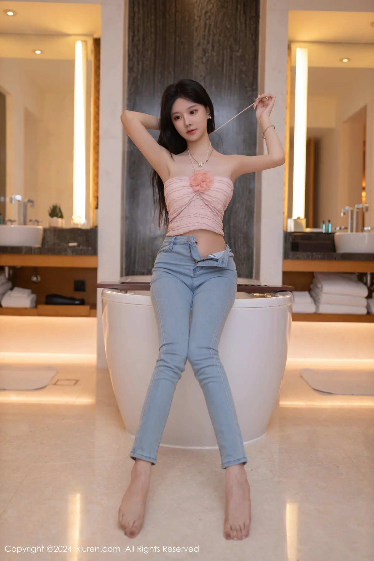 幼幼性感粉色上衣配蓝色牛仔裤半脱秀翘臀美腿撩人绝美写真 第 54 张