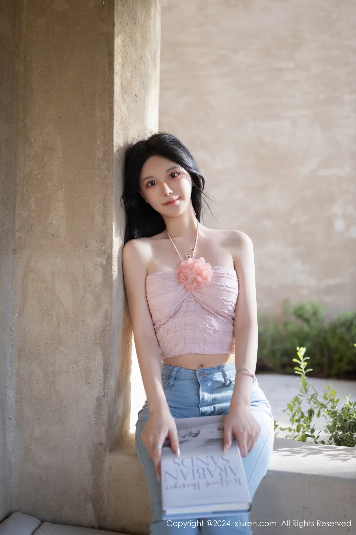幼幼性感粉色上衣配蓝色牛仔裤半脱秀翘臀美腿撩人绝美写真 第 8 张