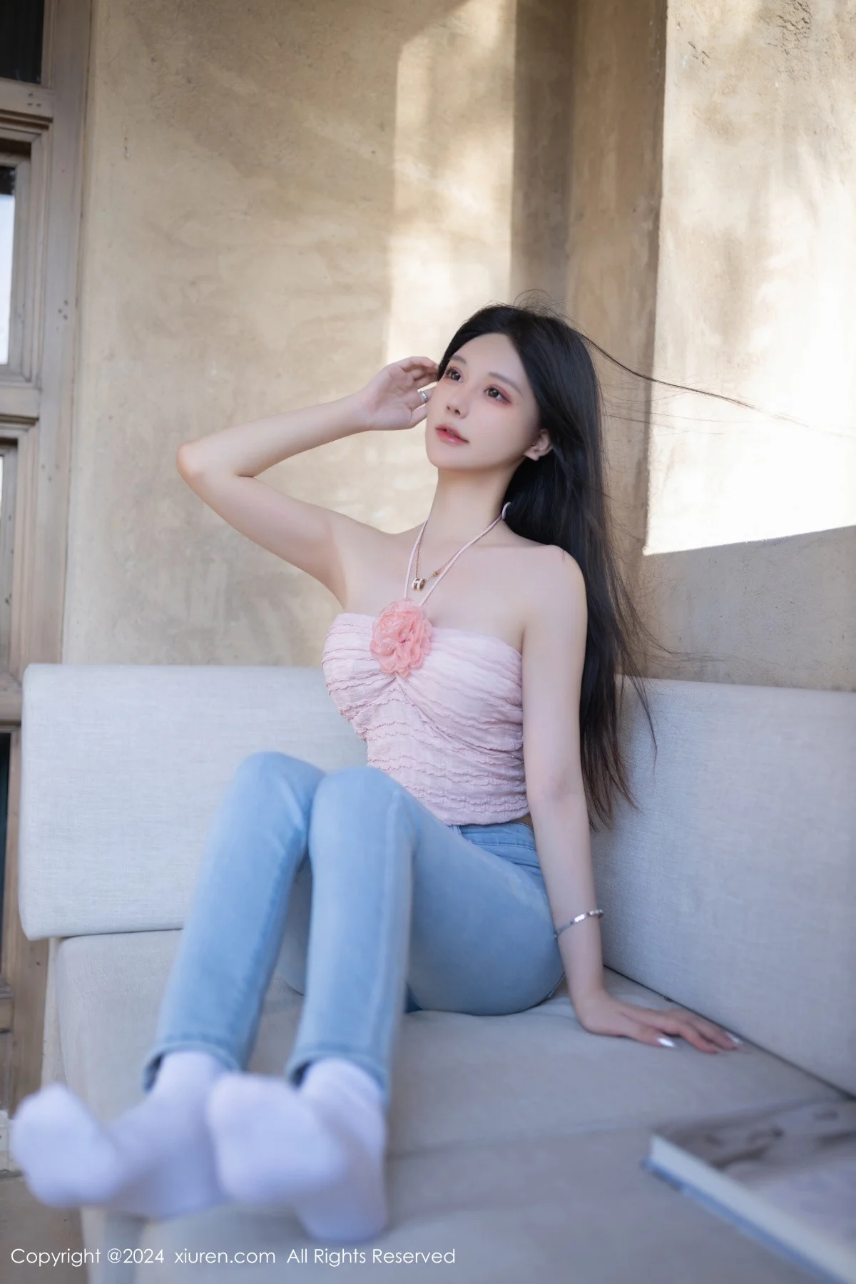 幼幼性感粉色上衣配蓝色牛仔裤半脱秀翘臀美腿撩人绝美写真 第 9 张