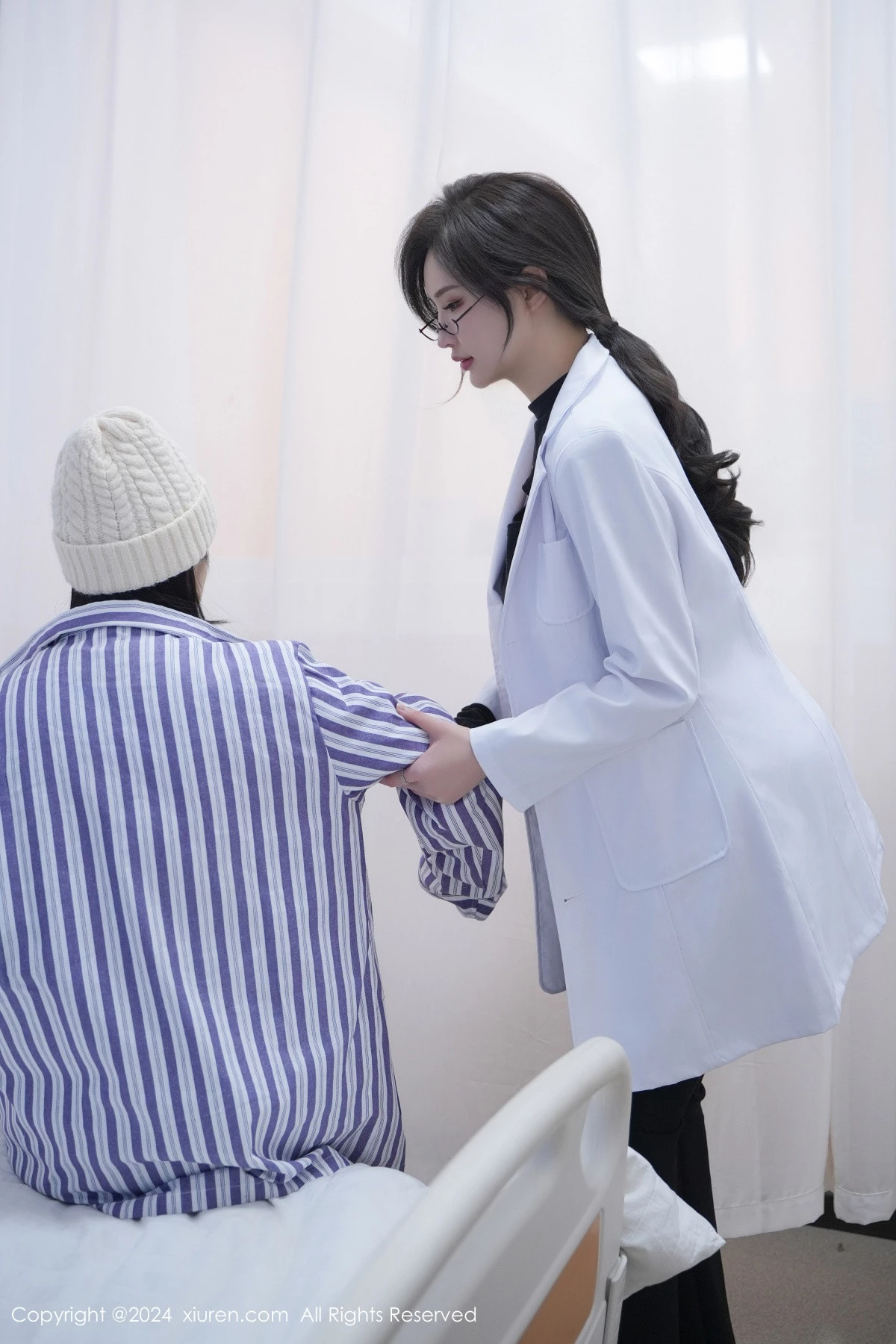 Carol周妍希性感女医生制服露开档黑丝秀翘臀美腿绝美写真 第 13 张
