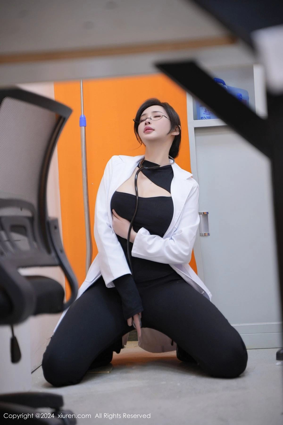 Carol周妍希性感女医生制服露开档黑丝秀翘臀美腿绝美写真 第 9 张