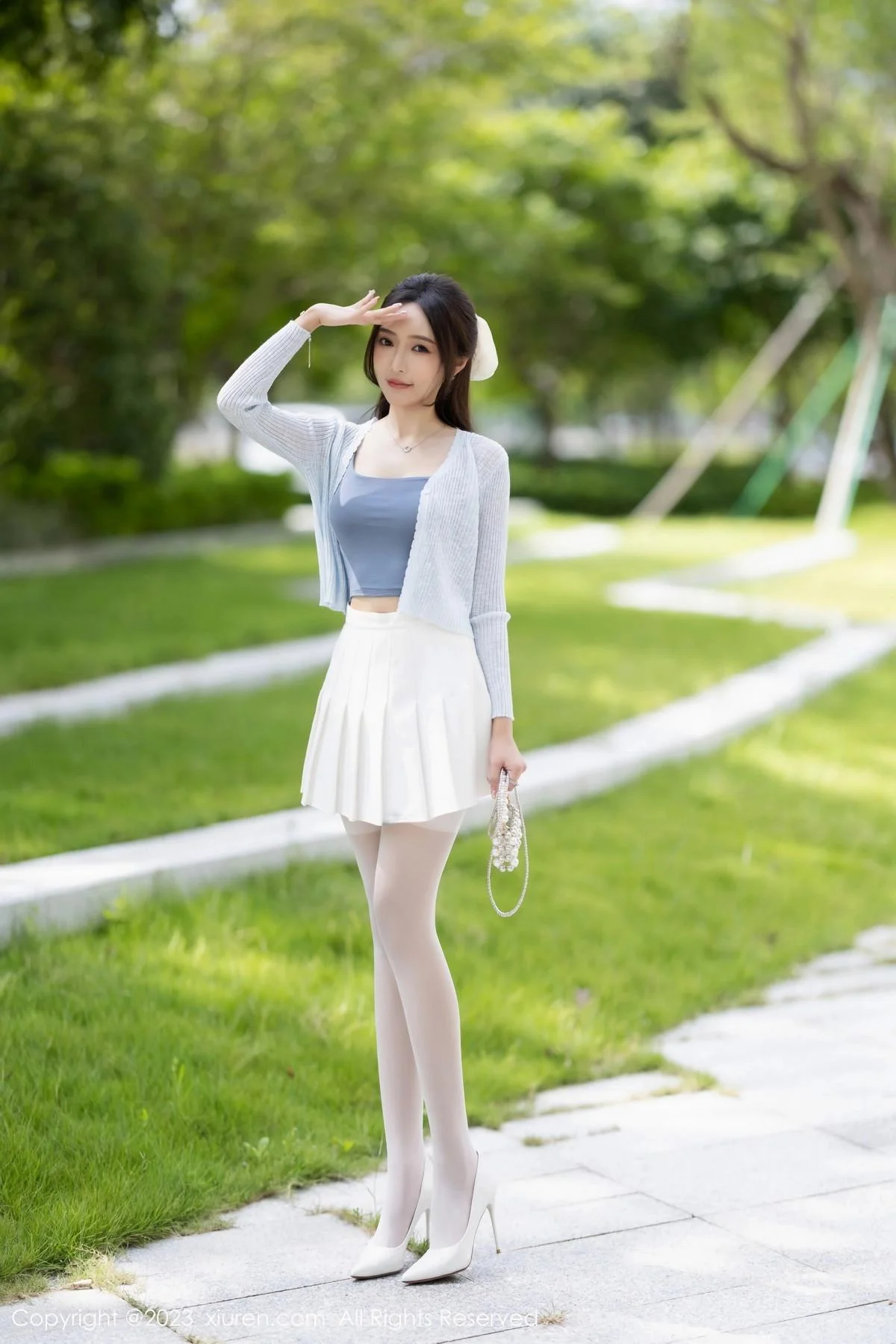 王馨瑶yanni性感浅色服饰配短裙露白丝吊袜秀美腿绝美写真 第 1 张