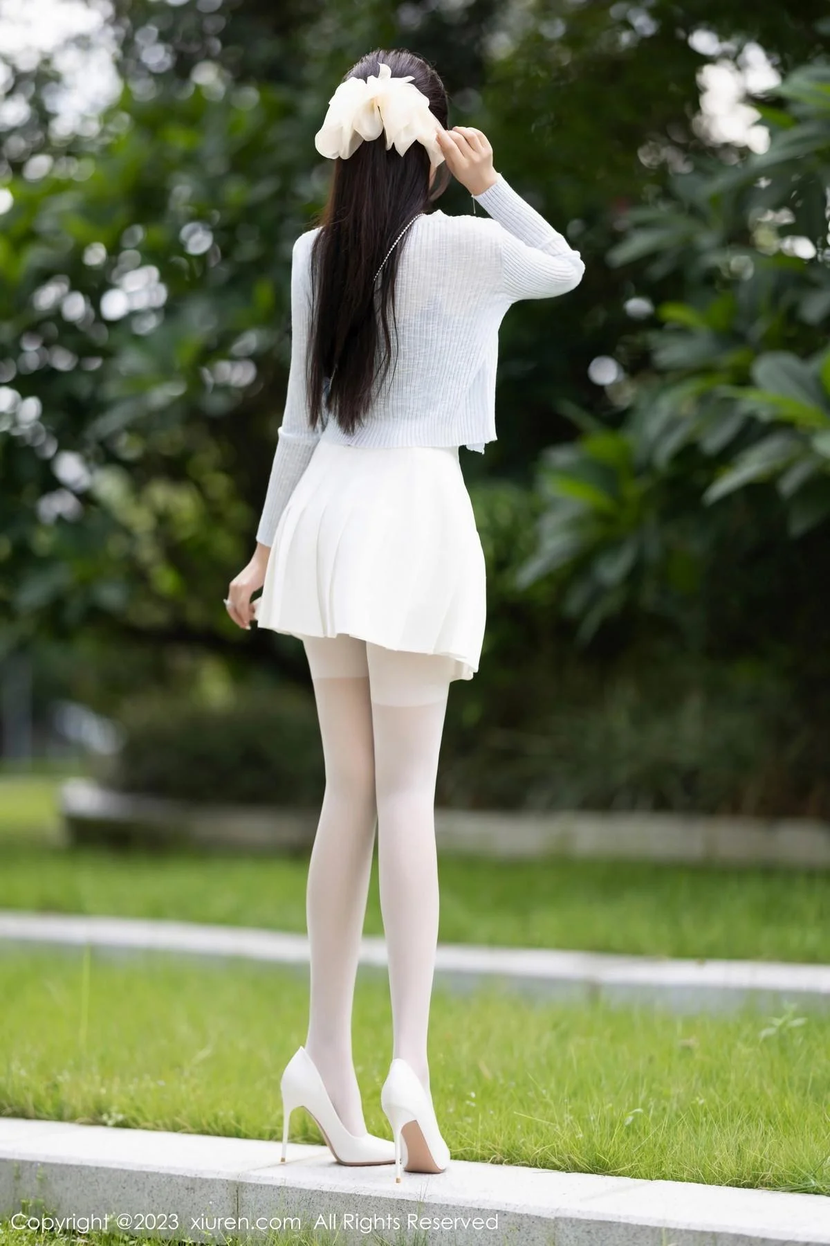 王馨瑶yanni性感浅色服饰配短裙露白丝吊袜秀美腿绝美写真 第 10 张