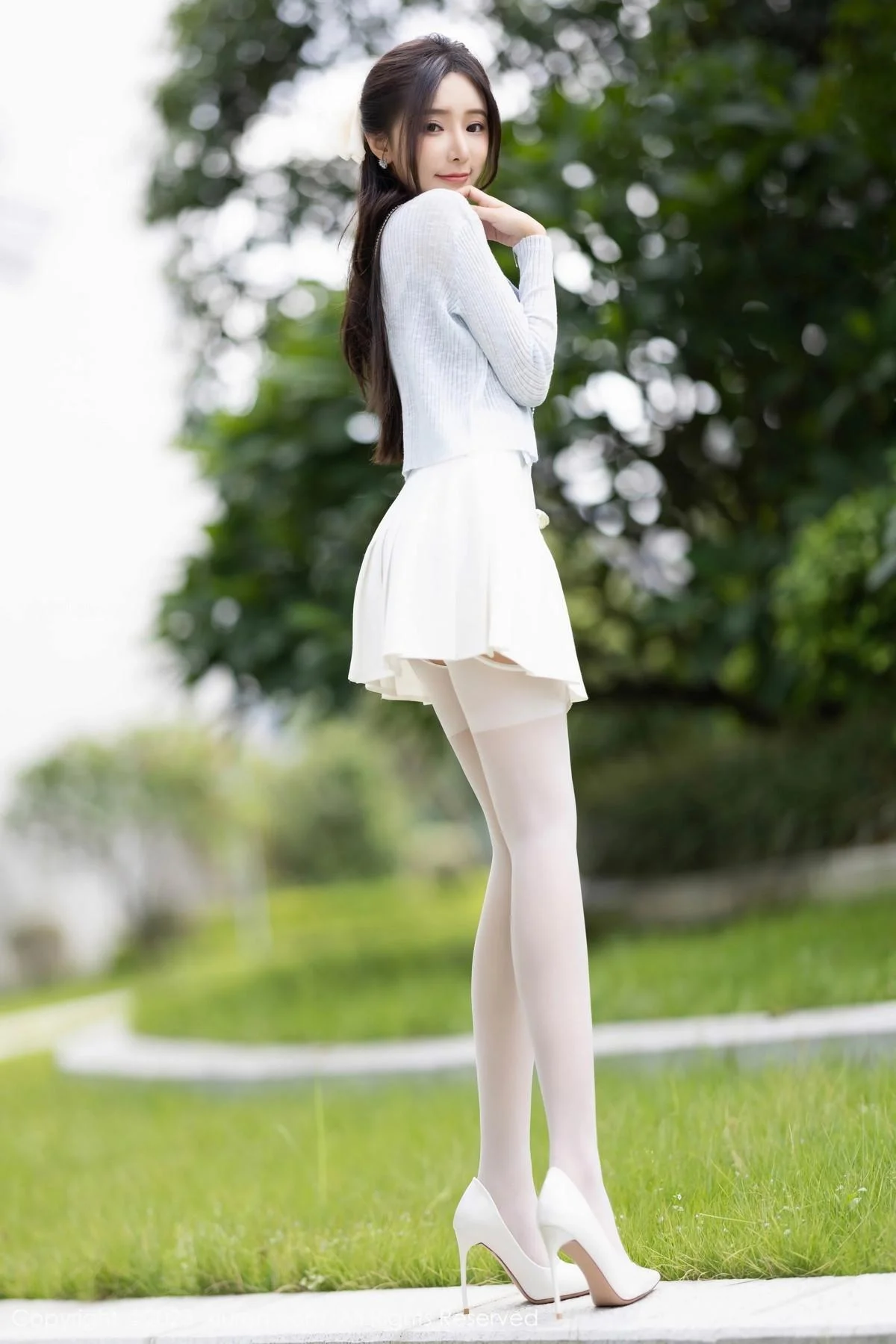 王馨瑶yanni性感浅色服饰配短裙露白丝吊袜秀美腿绝美写真 第 11 张