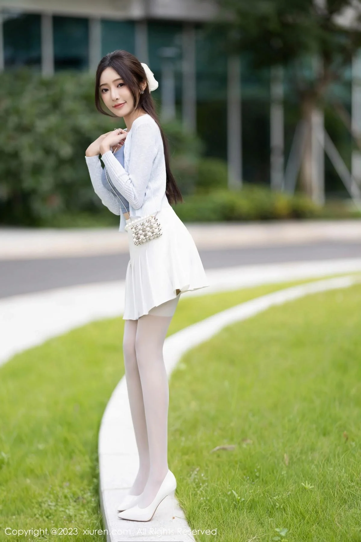 王馨瑶yanni性感浅色服饰配短裙露白丝吊袜秀美腿绝美写真 第 12 张