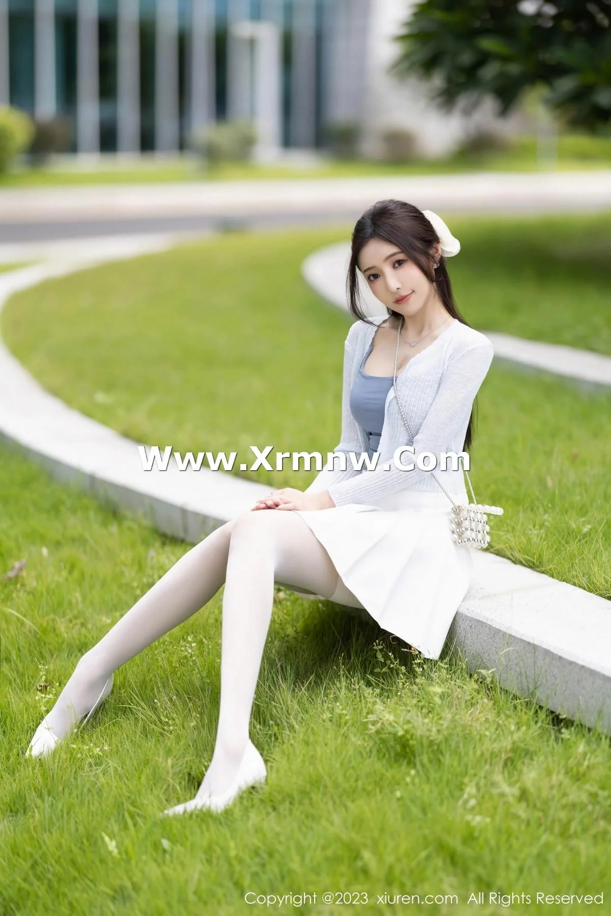 王馨瑶yanni性感浅色服饰配短裙露白丝吊袜秀美腿绝美写真 第 13 张