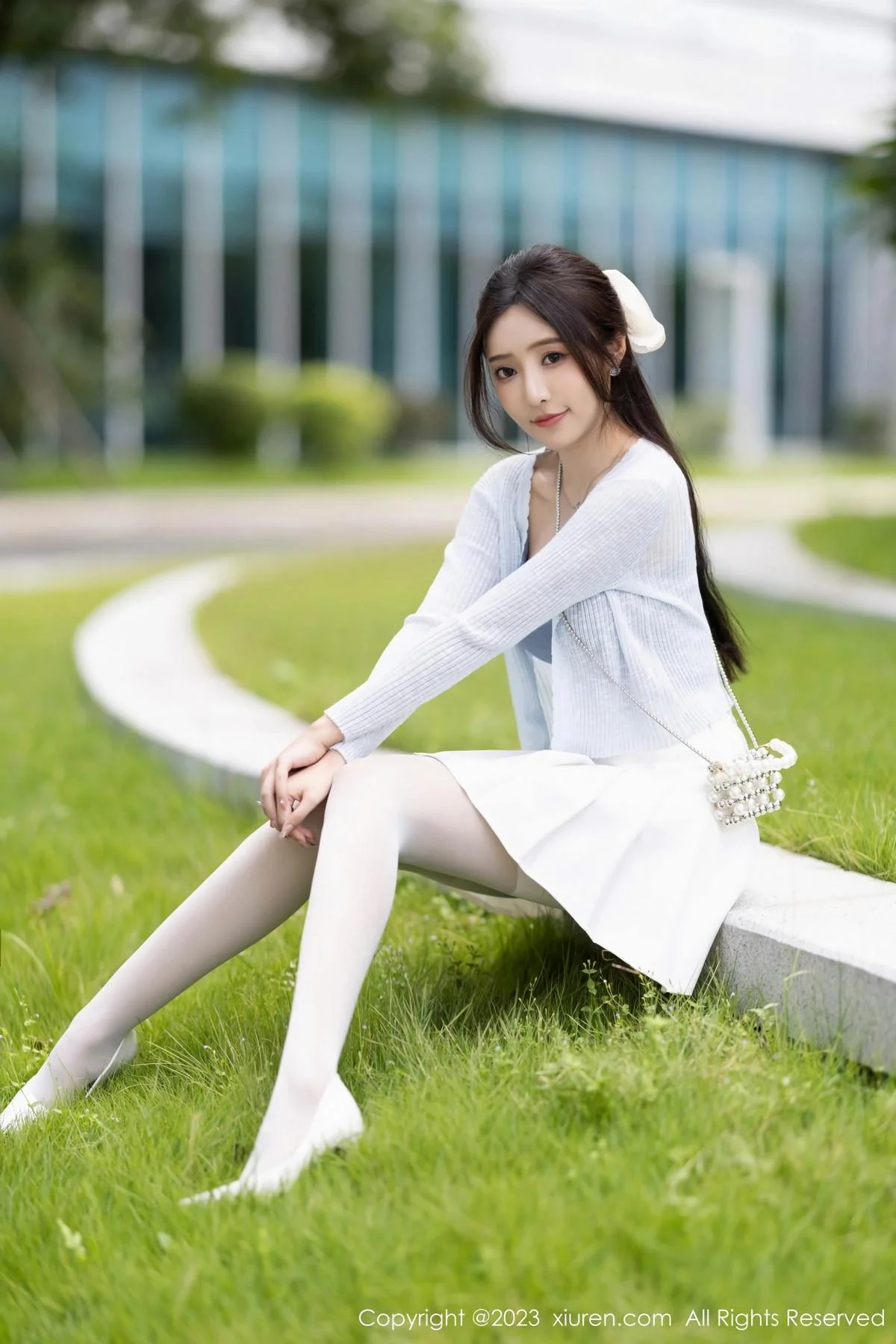 王馨瑶yanni性感浅色服饰配短裙露白丝吊袜秀美腿绝美写真 第 14 张