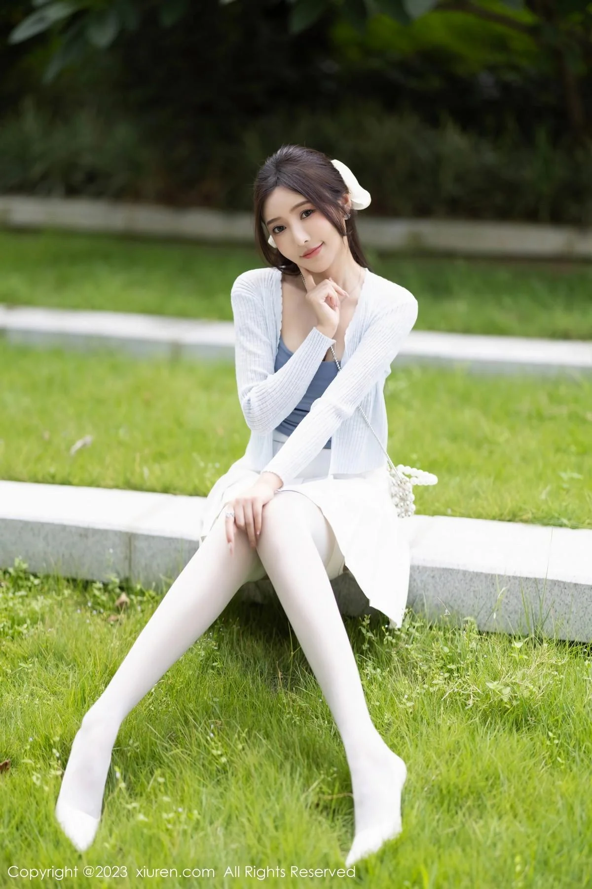 王馨瑶yanni性感浅色服饰配短裙露白丝吊袜秀美腿绝美写真 第 15 张