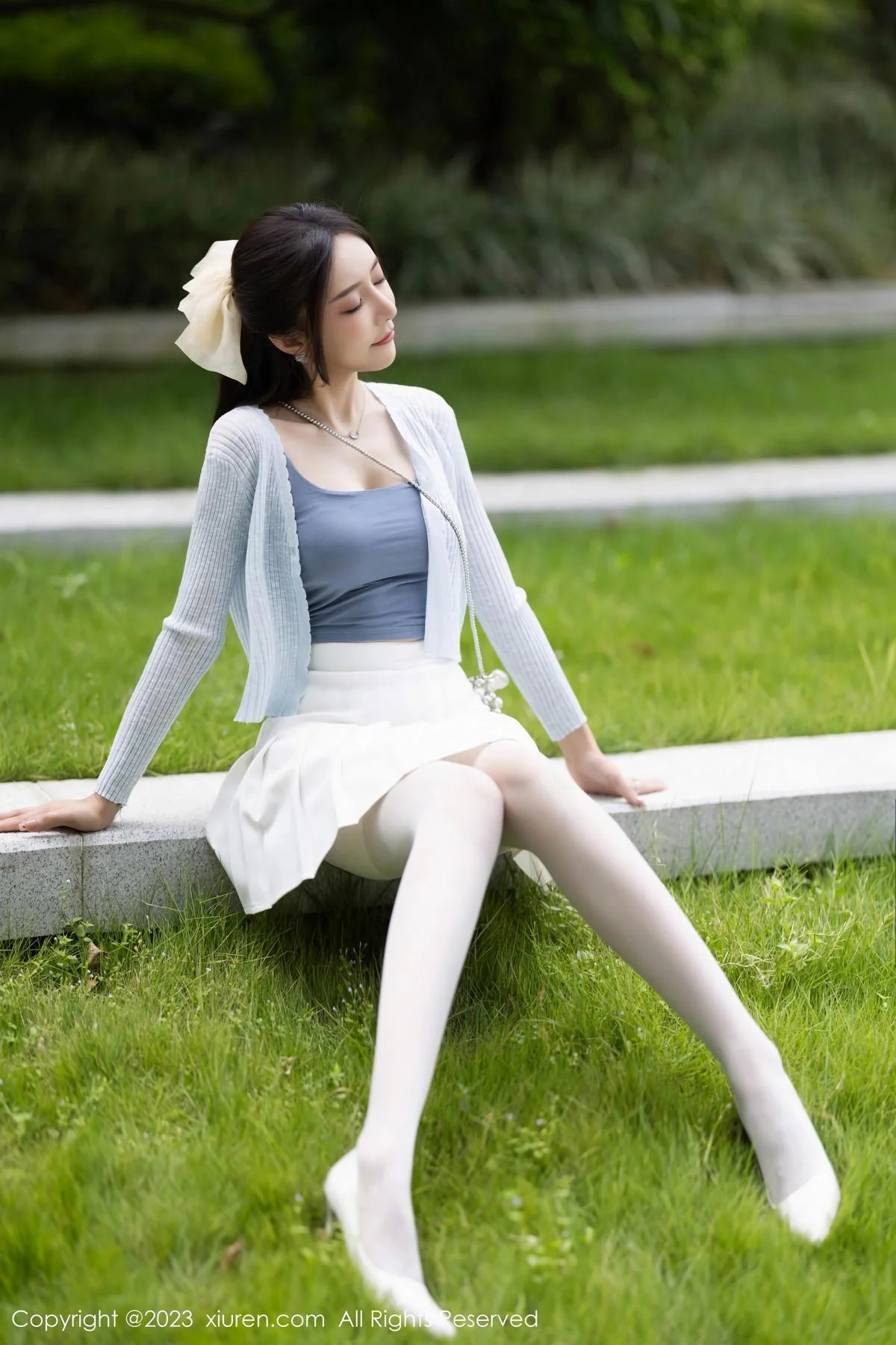 王馨瑶yanni性感浅色服饰配短裙露白丝吊袜秀美腿绝美写真 第 16 张