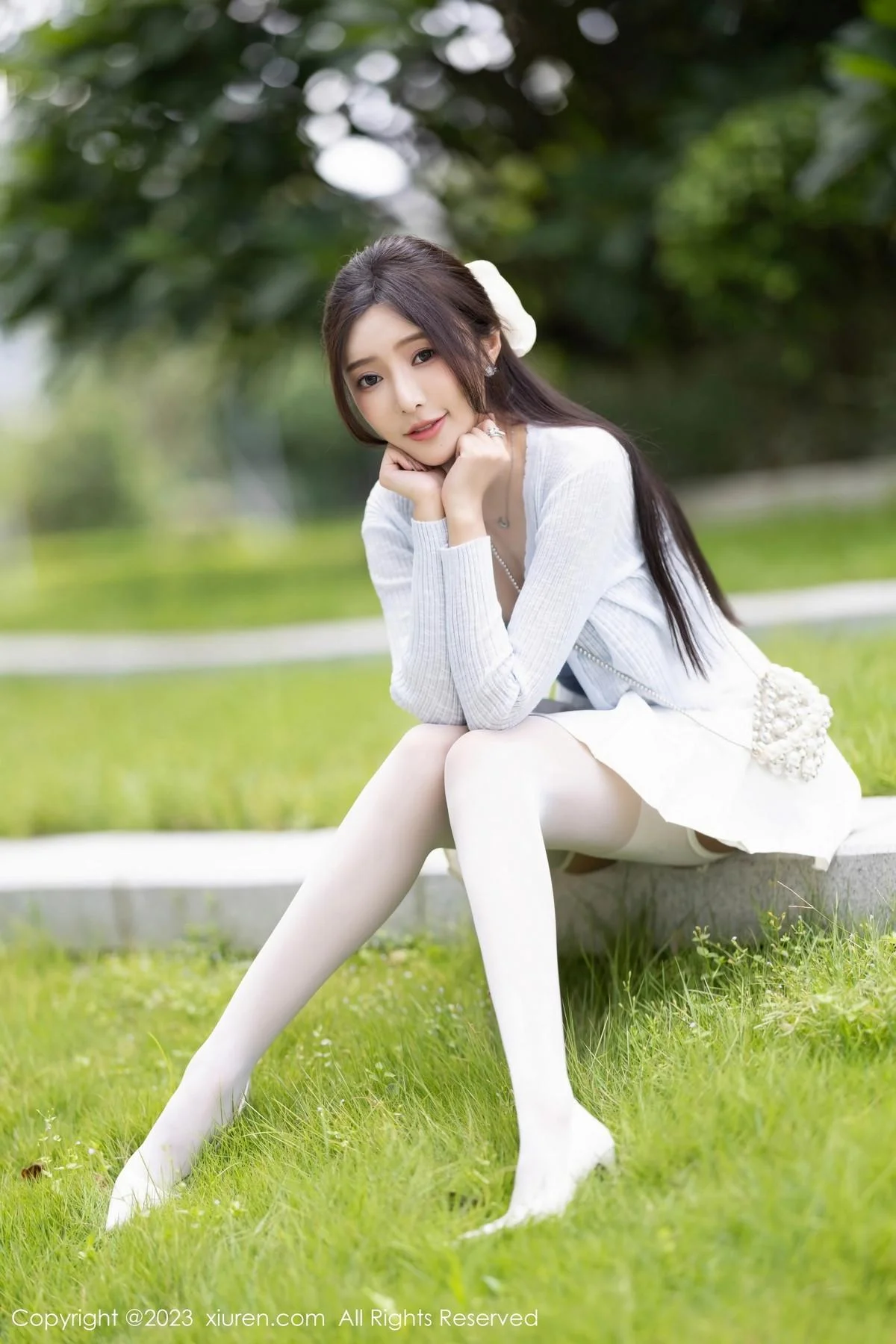 王馨瑶yanni性感浅色服饰配短裙露白丝吊袜秀美腿绝美写真 第 18 张