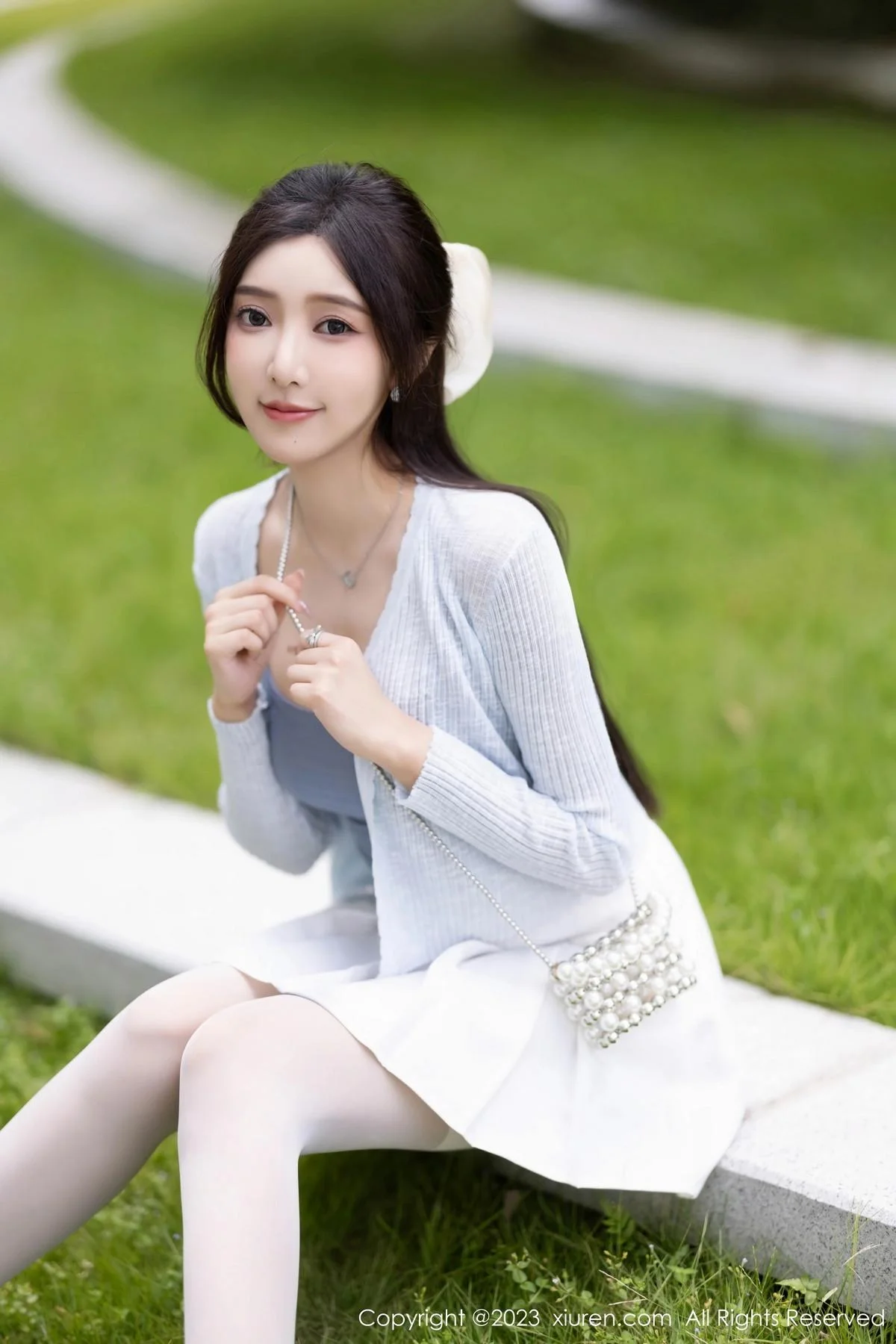 王馨瑶yanni性感浅色服饰配短裙露白丝吊袜秀美腿绝美写真 第 19 张