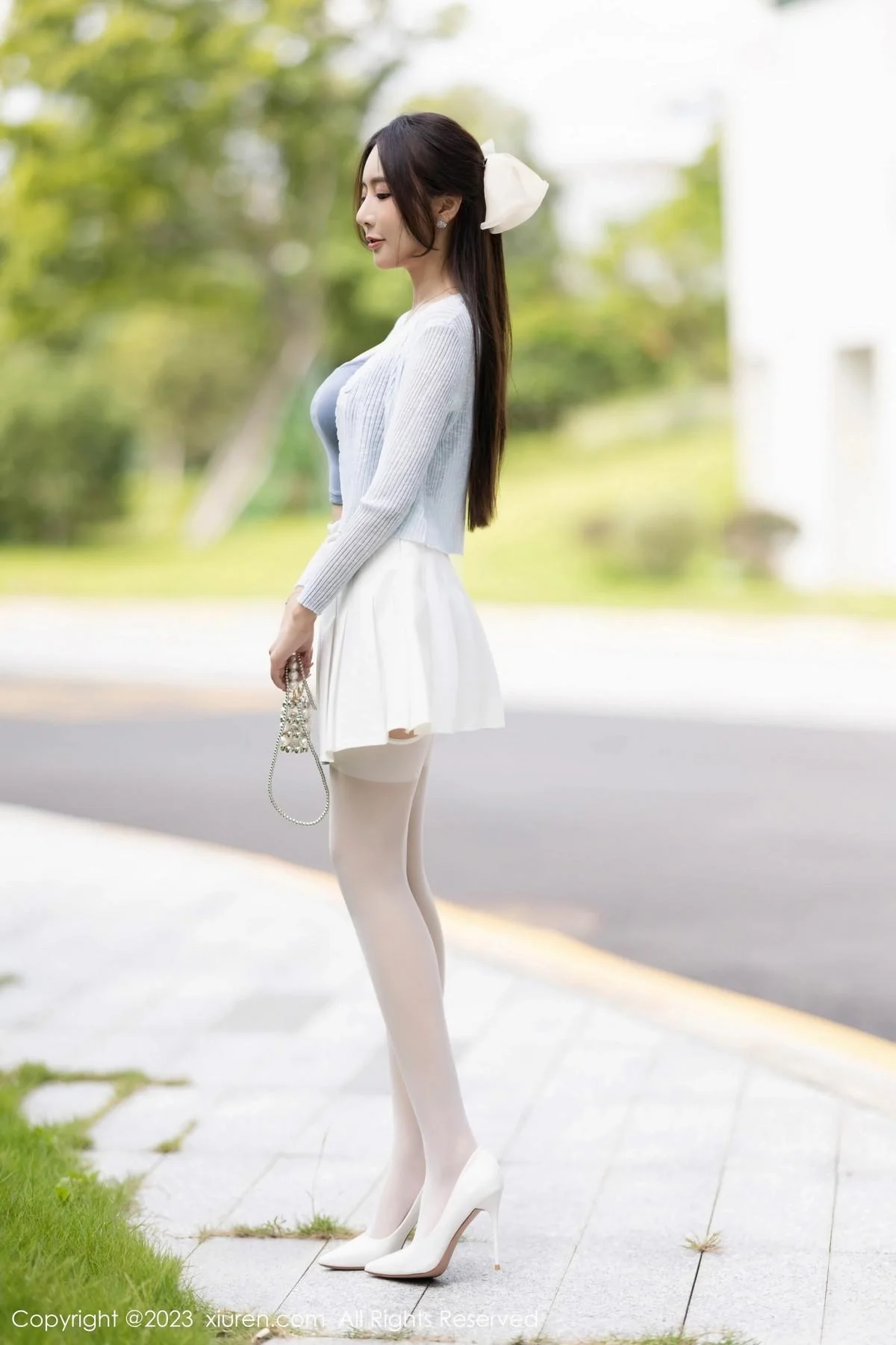 王馨瑶yanni性感浅色服饰配短裙露白丝吊袜秀美腿绝美写真 第 2 张