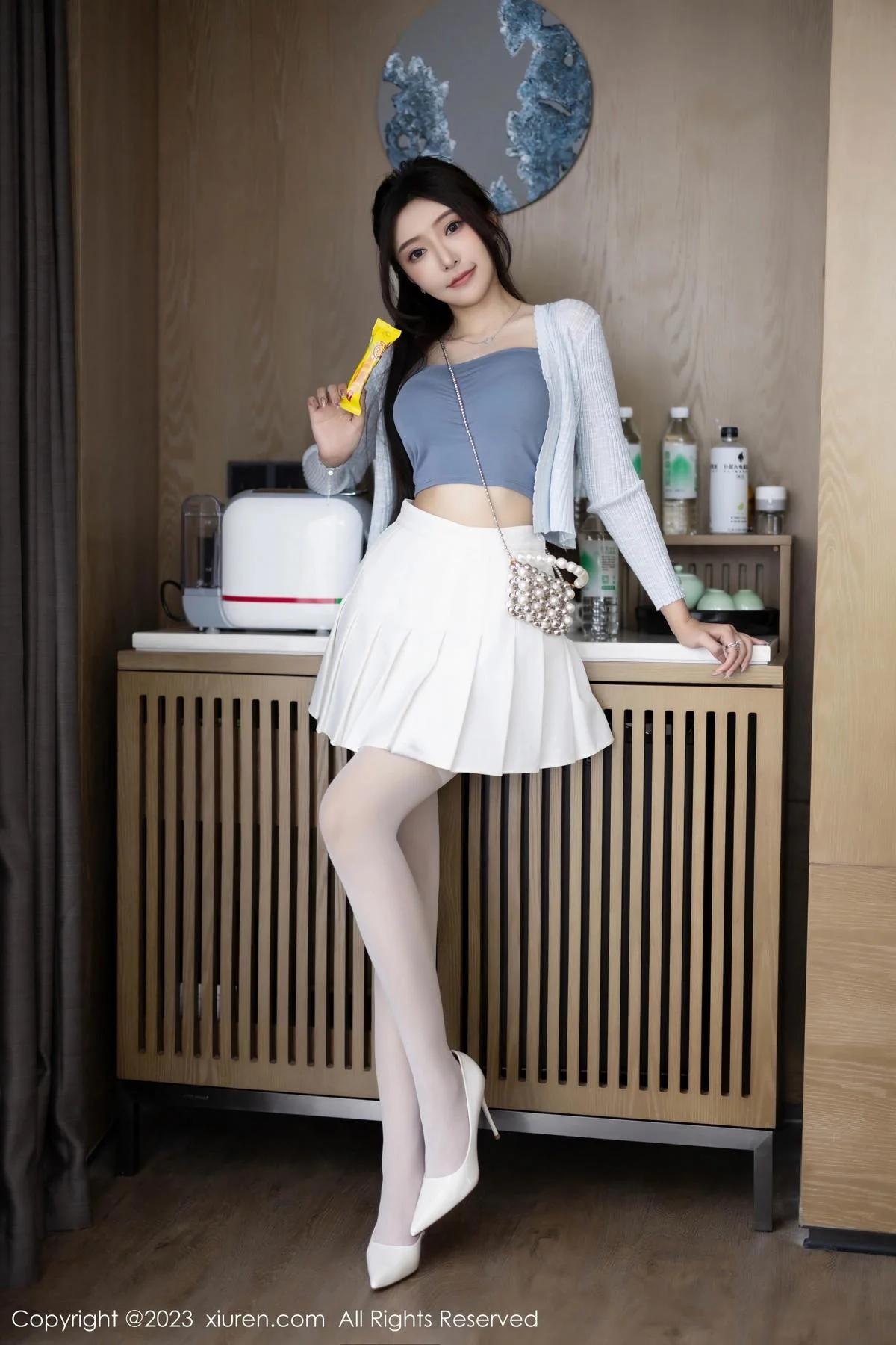 王馨瑶yanni性感浅色服饰配短裙露白丝吊袜秀美腿绝美写真 第 21 张