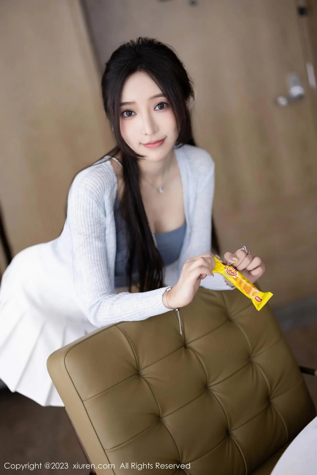 王馨瑶yanni性感浅色服饰配短裙露白丝吊袜秀美腿绝美写真 第 23 张