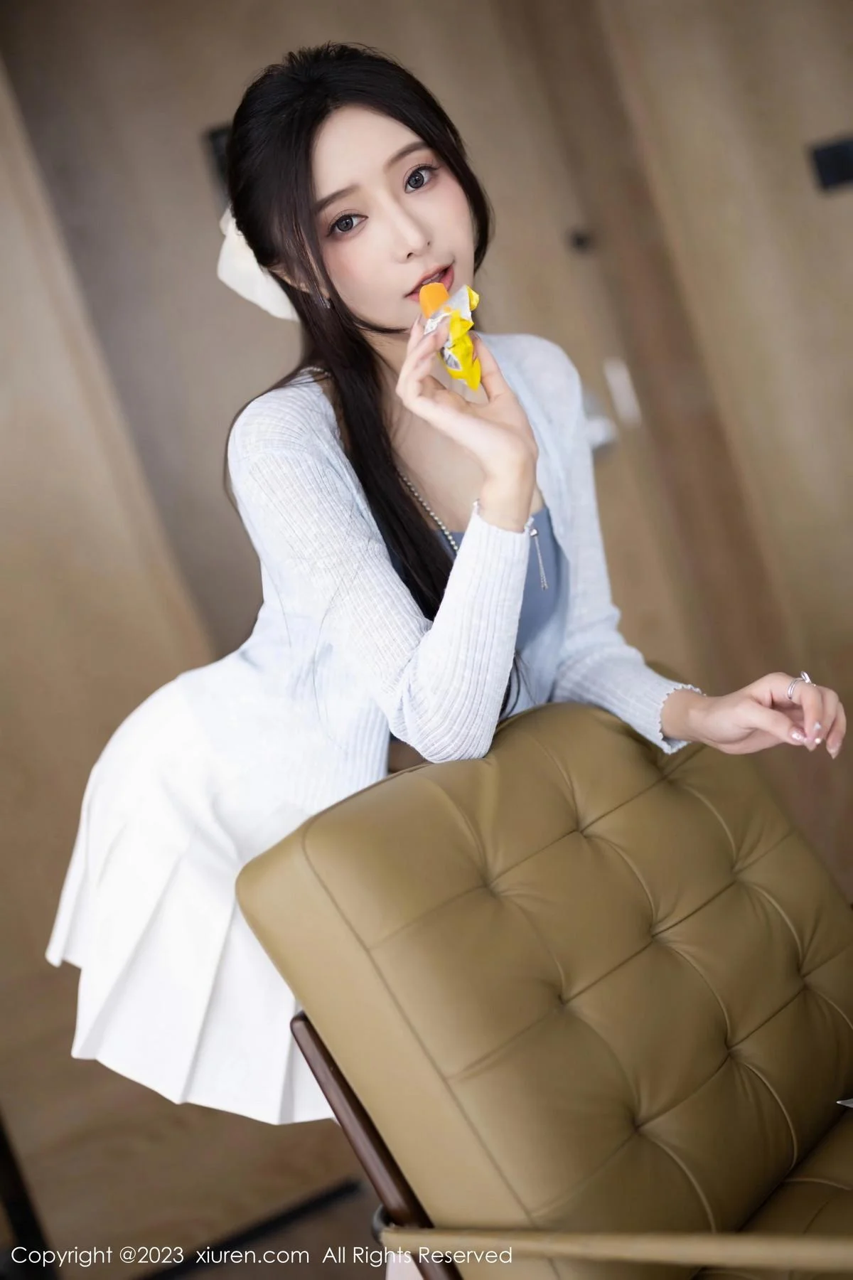 王馨瑶yanni性感浅色服饰配短裙露白丝吊袜秀美腿绝美写真 第 24 张