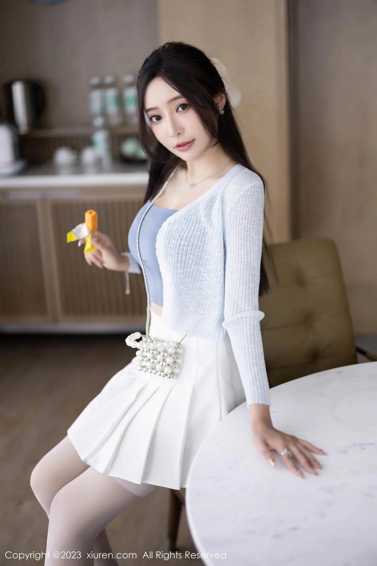 王馨瑶yanni性感浅色服饰配短裙露白丝吊袜秀美腿绝美写真 第 26 张