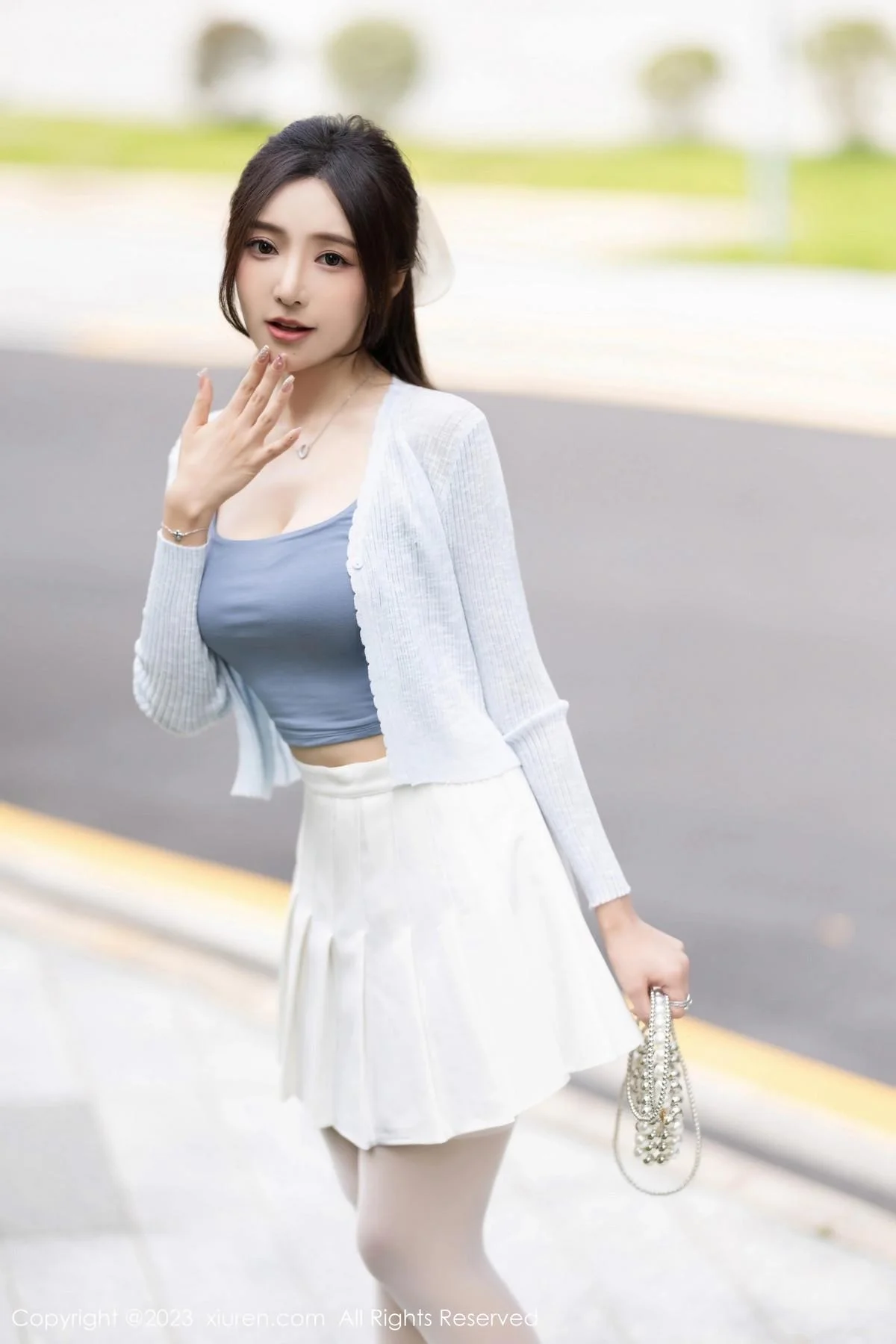 王馨瑶yanni性感浅色服饰配短裙露白丝吊袜秀美腿绝美写真 第 3 张