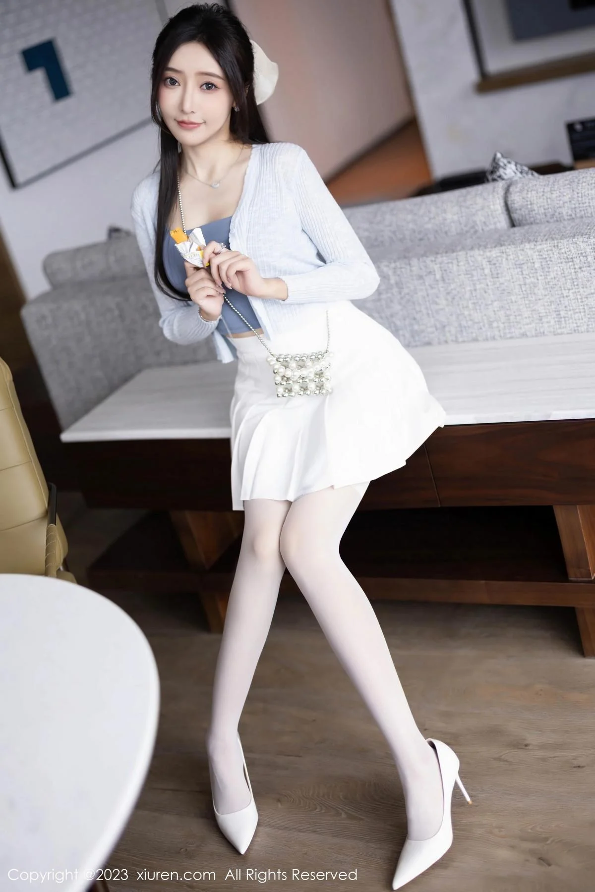 王馨瑶yanni性感浅色服饰配短裙露白丝吊袜秀美腿绝美写真 第 30 张