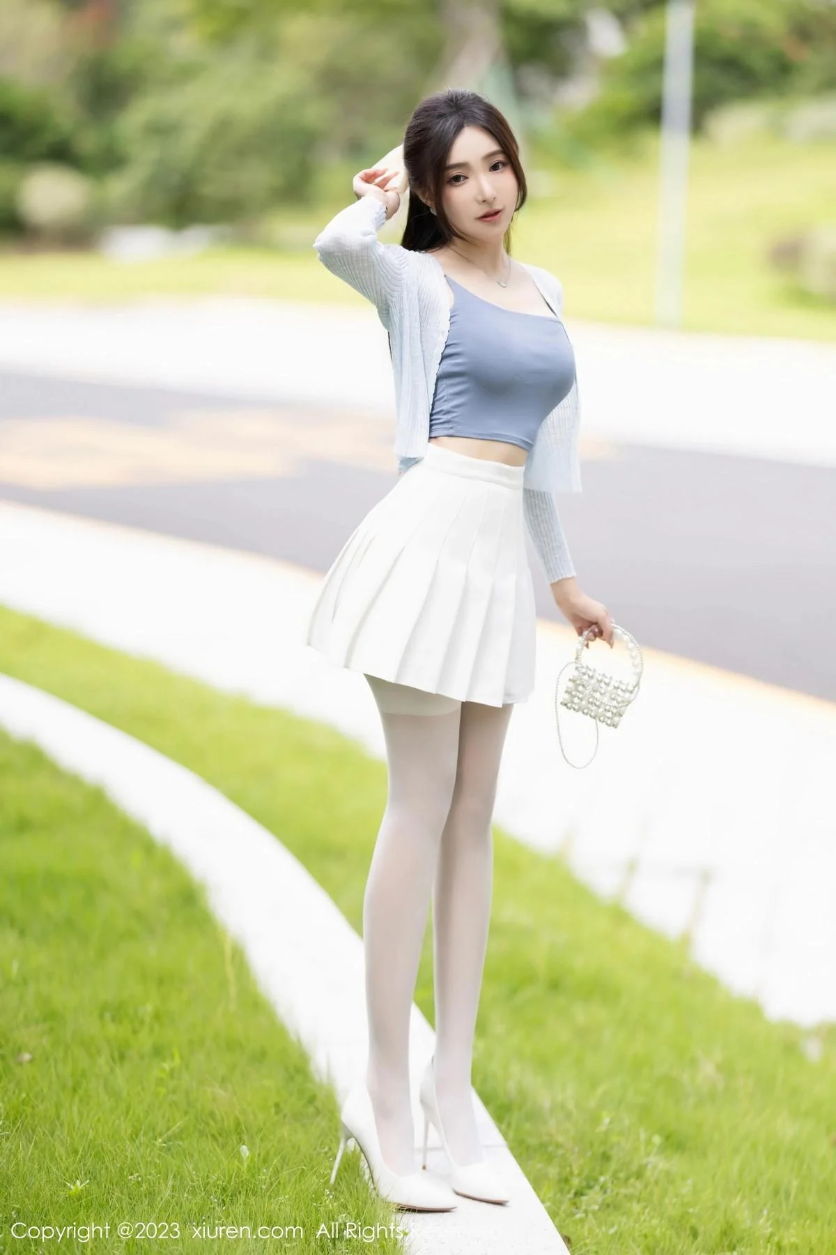 王馨瑶yanni性感浅色服饰配短裙露白丝吊袜秀美腿绝美写真 第 4 张