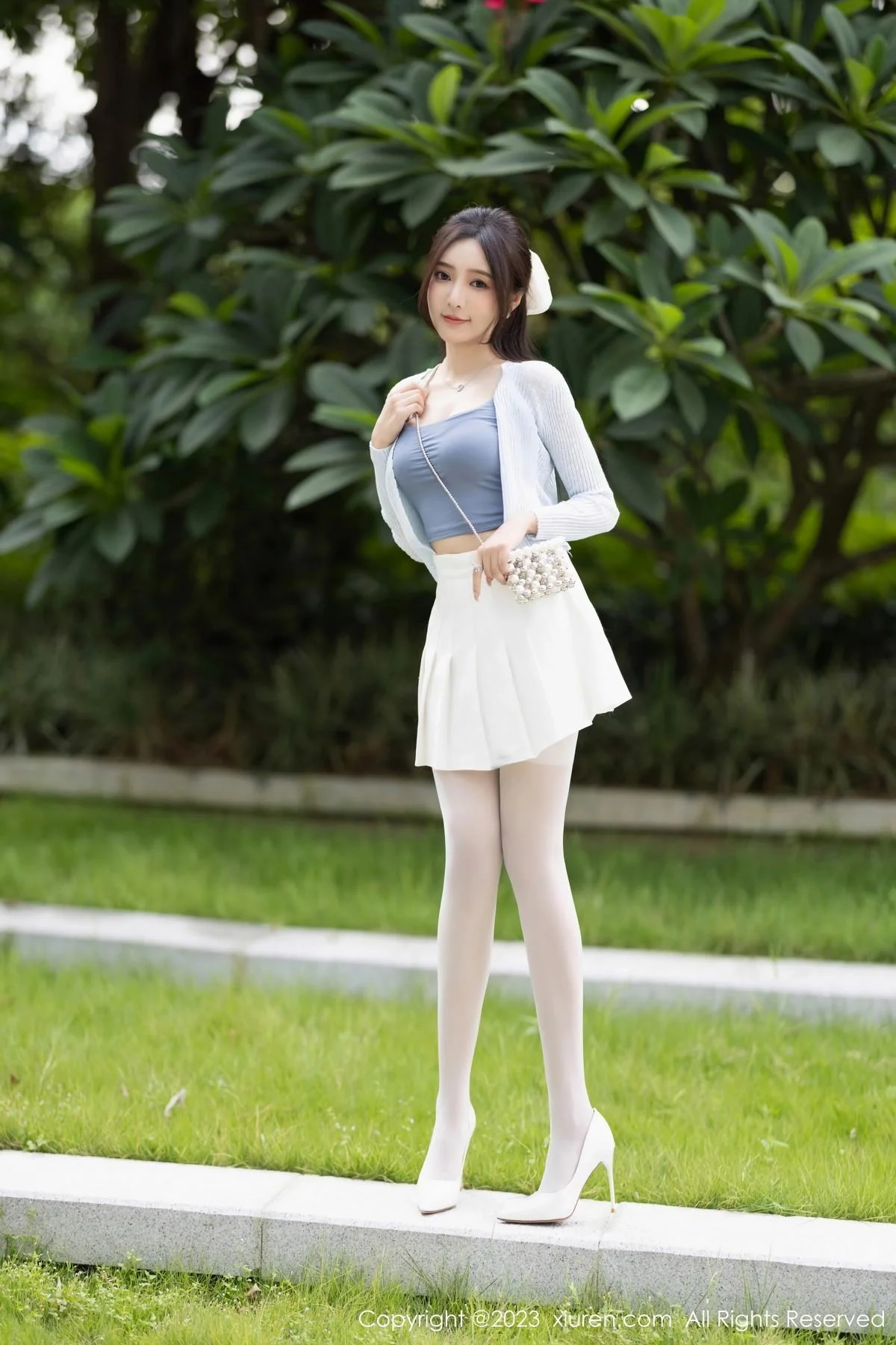 王馨瑶yanni性感浅色服饰配短裙露白丝吊袜秀美腿绝美写真 第 5 张