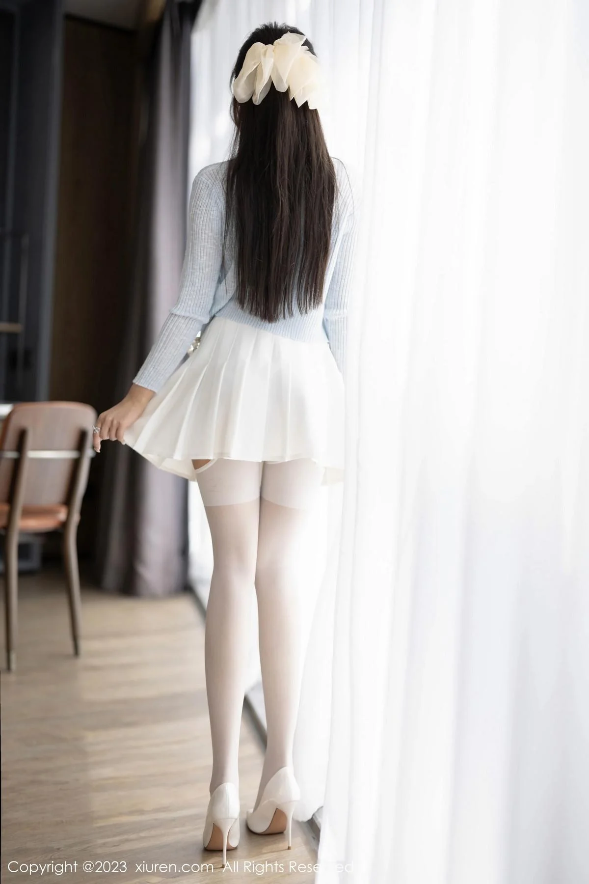 王馨瑶yanni性感浅色服饰配短裙露白丝吊袜秀美腿绝美写真 第 51 张