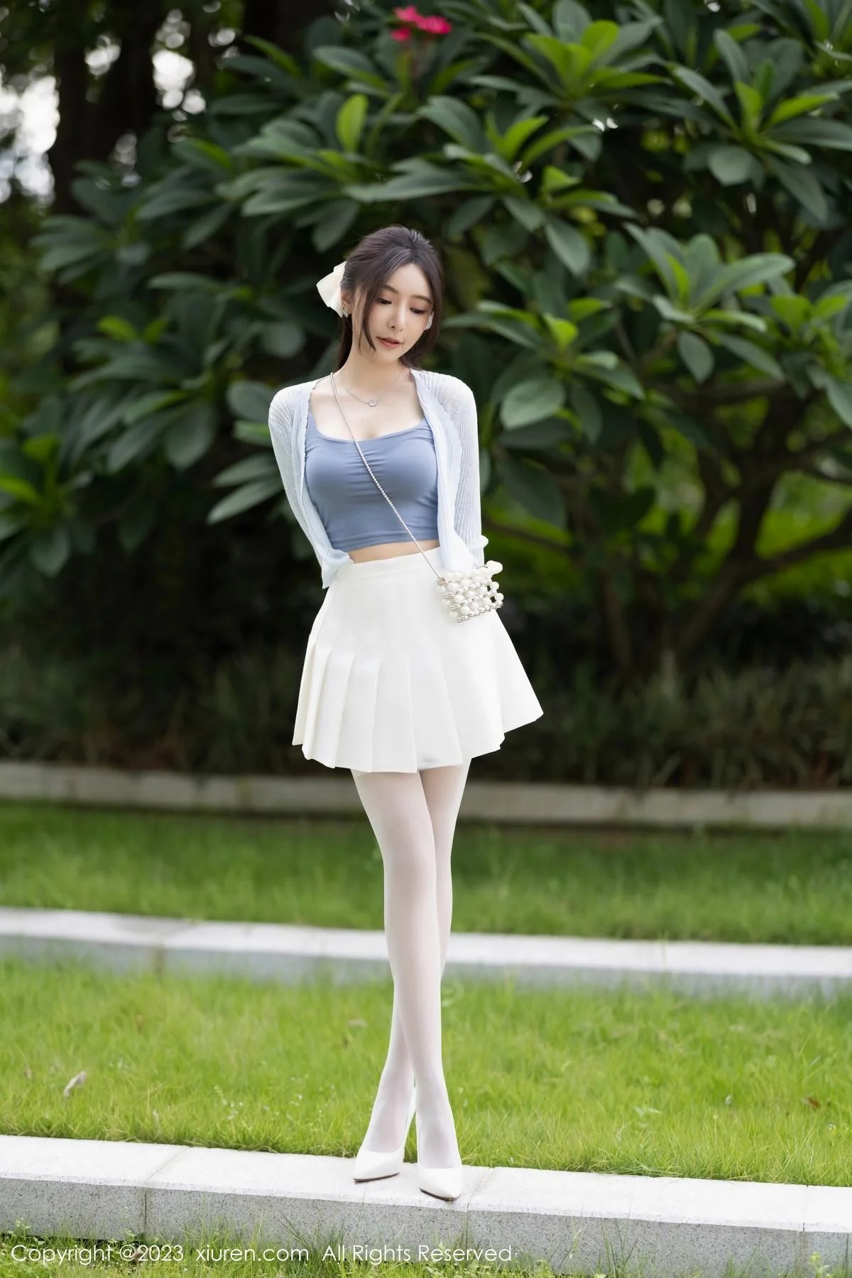 王馨瑶yanni性感浅色服饰配短裙露白丝吊袜秀美腿绝美写真 第 6 张