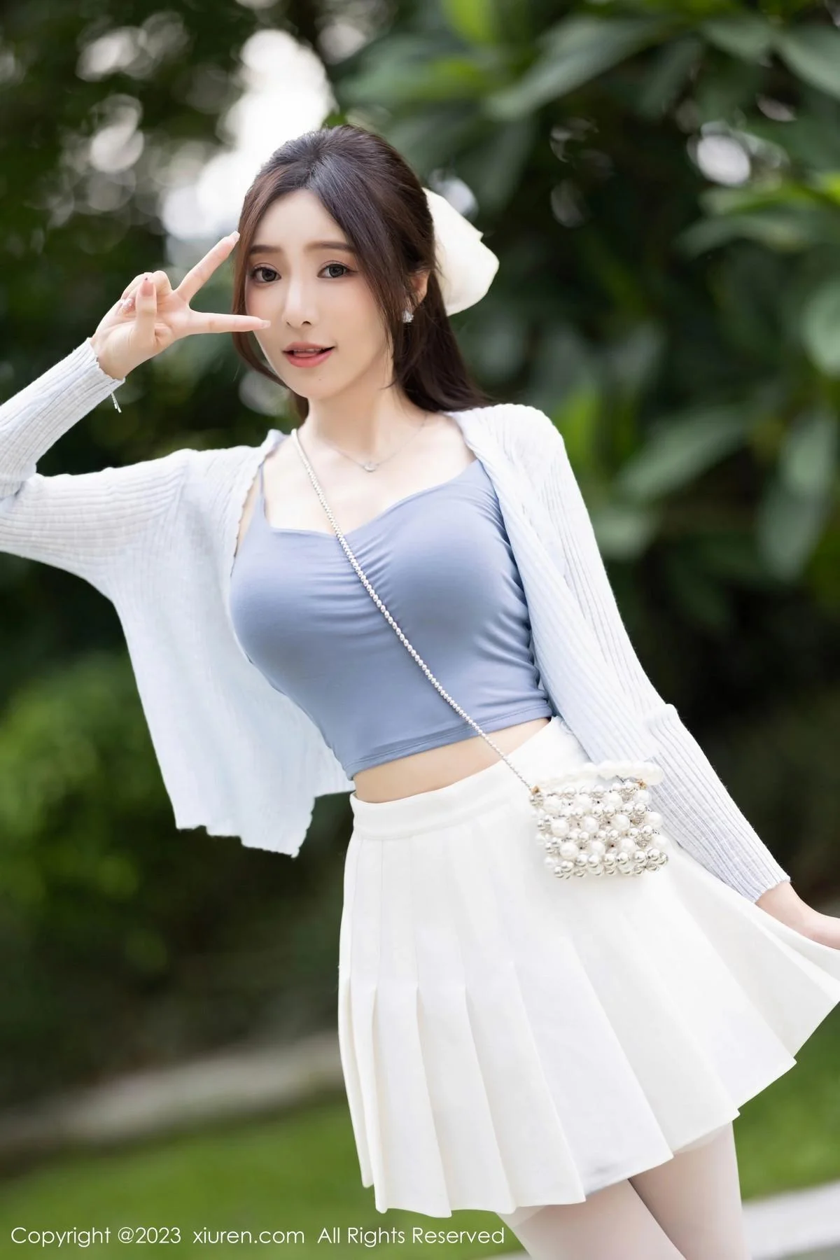 王馨瑶yanni性感浅色服饰配短裙露白丝吊袜秀美腿绝美写真 第 9 张