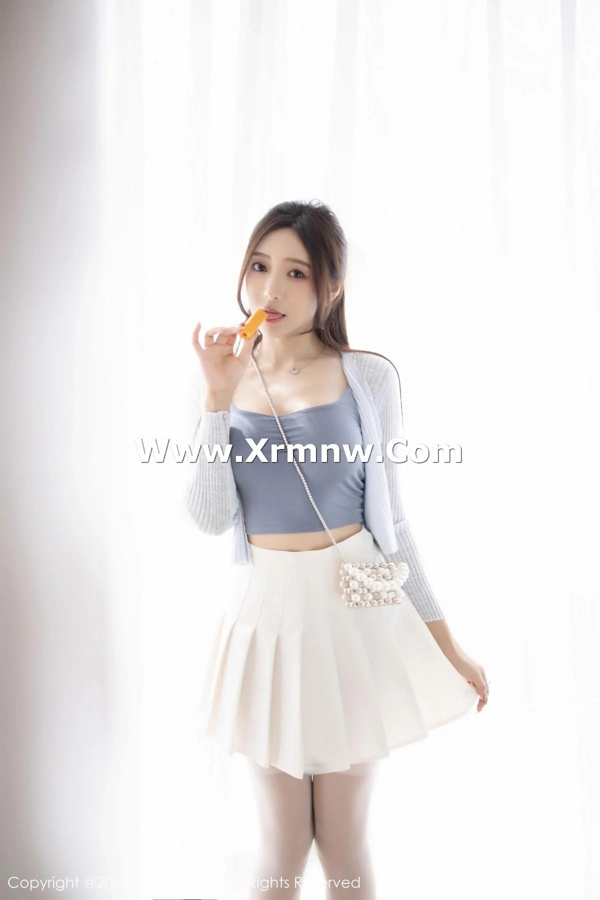 王馨瑶yanni性感浅色服饰配短裙露白丝吊袜秀美腿绝美写真 第 92 张