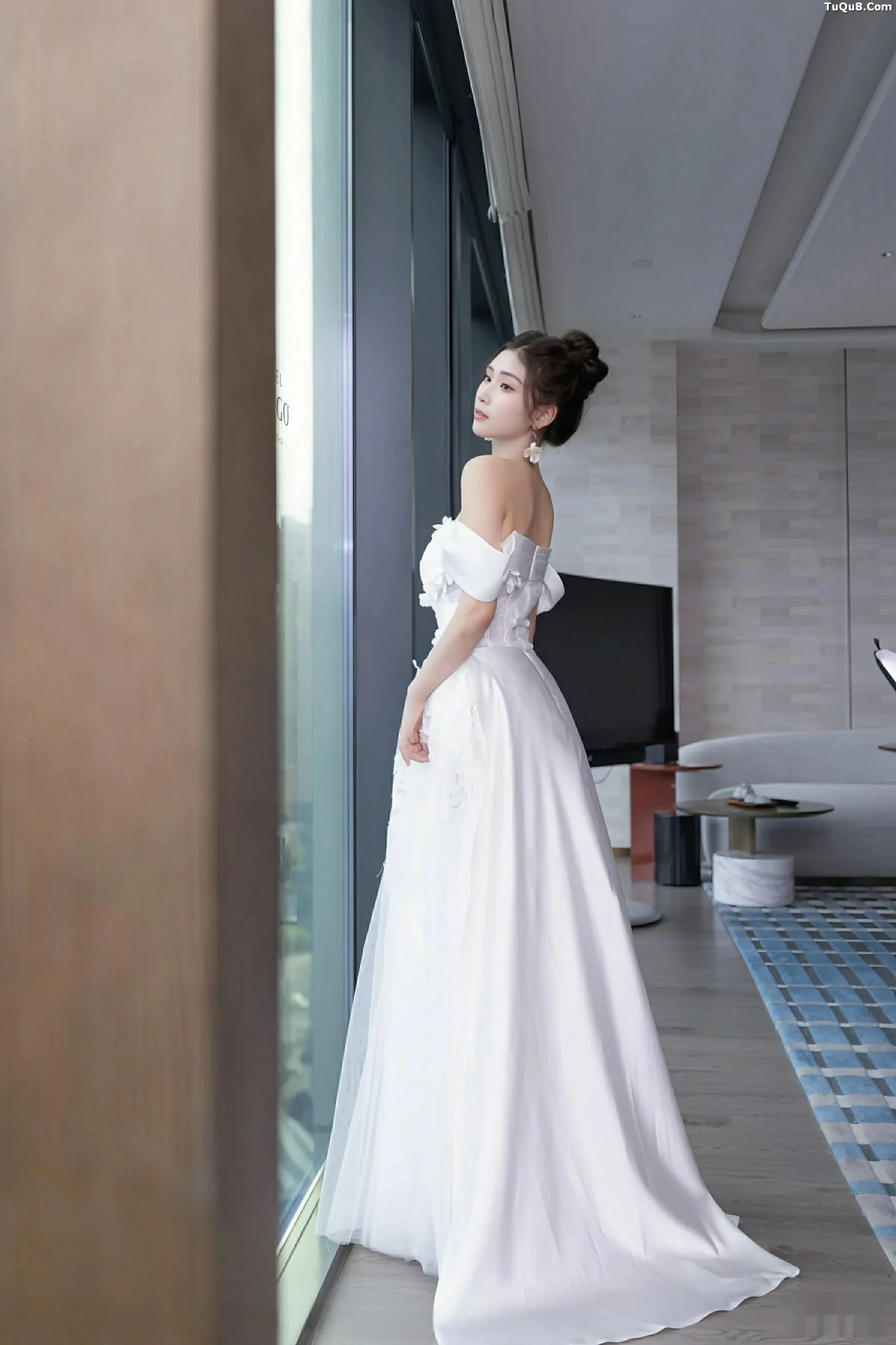 刘婷婷性感白色婚纱露白色内衣配超薄肉丝秀美腿绝美写真 第 10 张