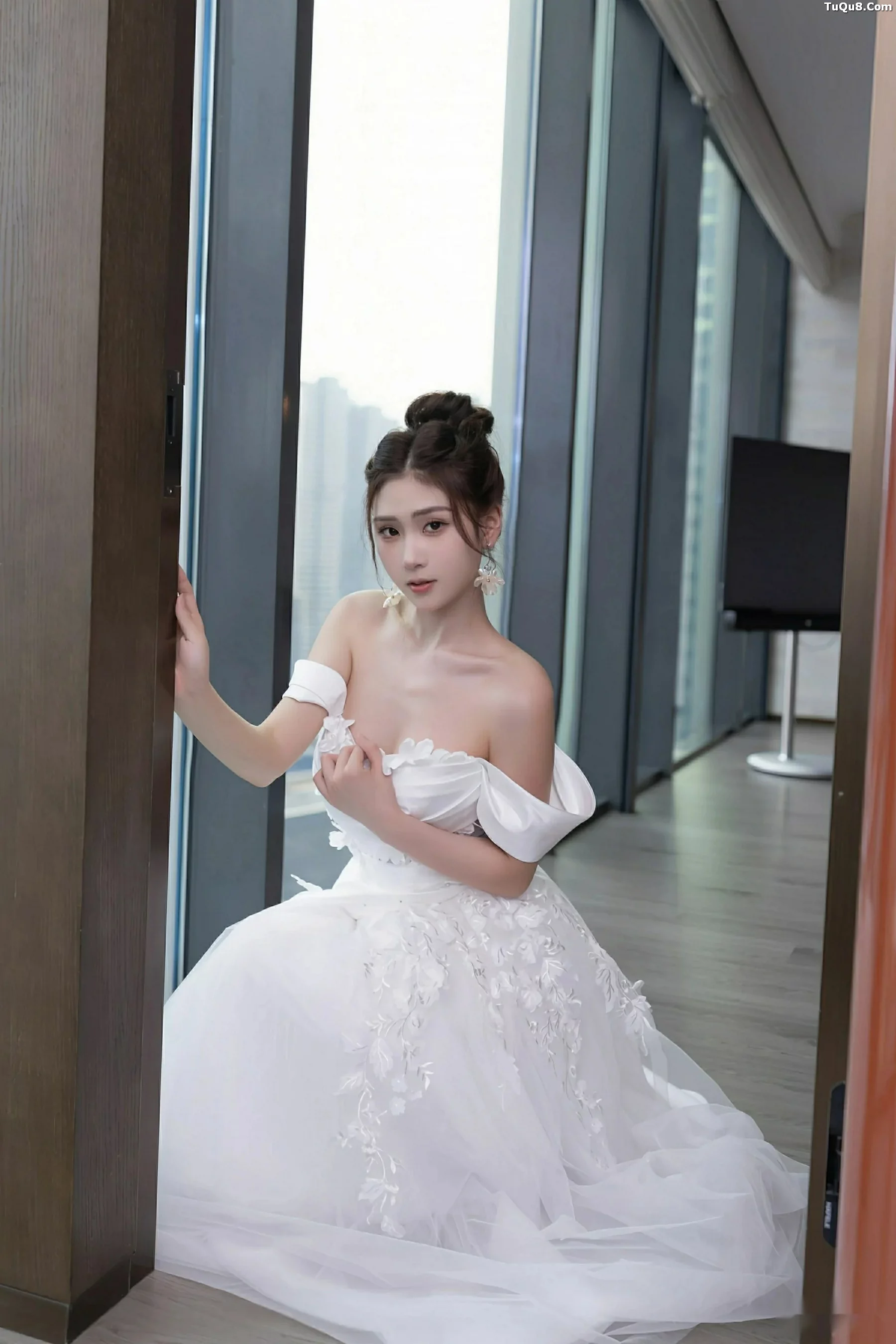 刘婷婷性感白色婚纱露白色内衣配超薄肉丝秀美腿绝美写真 第 11 张