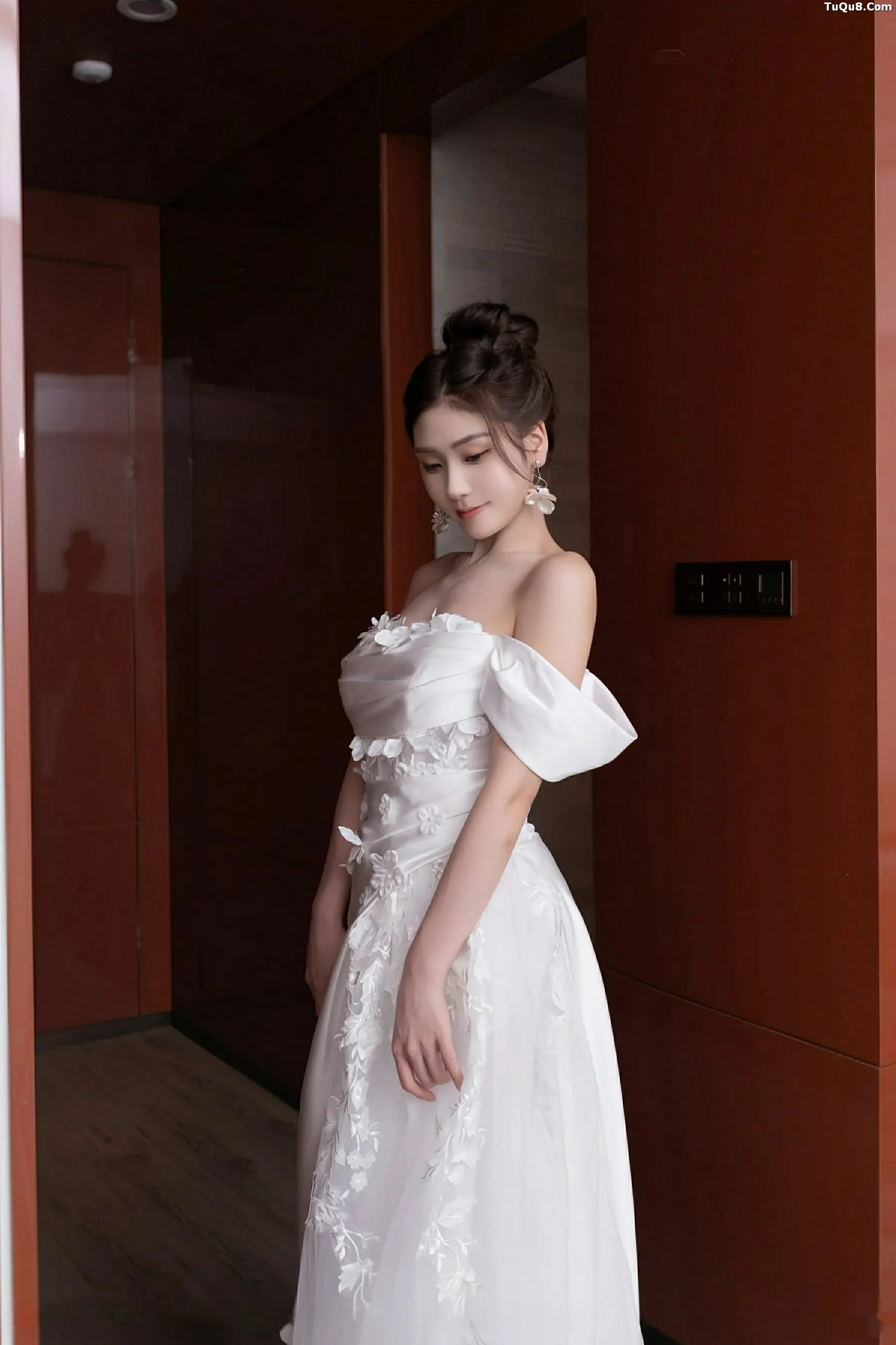 刘婷婷性感白色婚纱露白色内衣配超薄肉丝秀美腿绝美写真 第 13 张