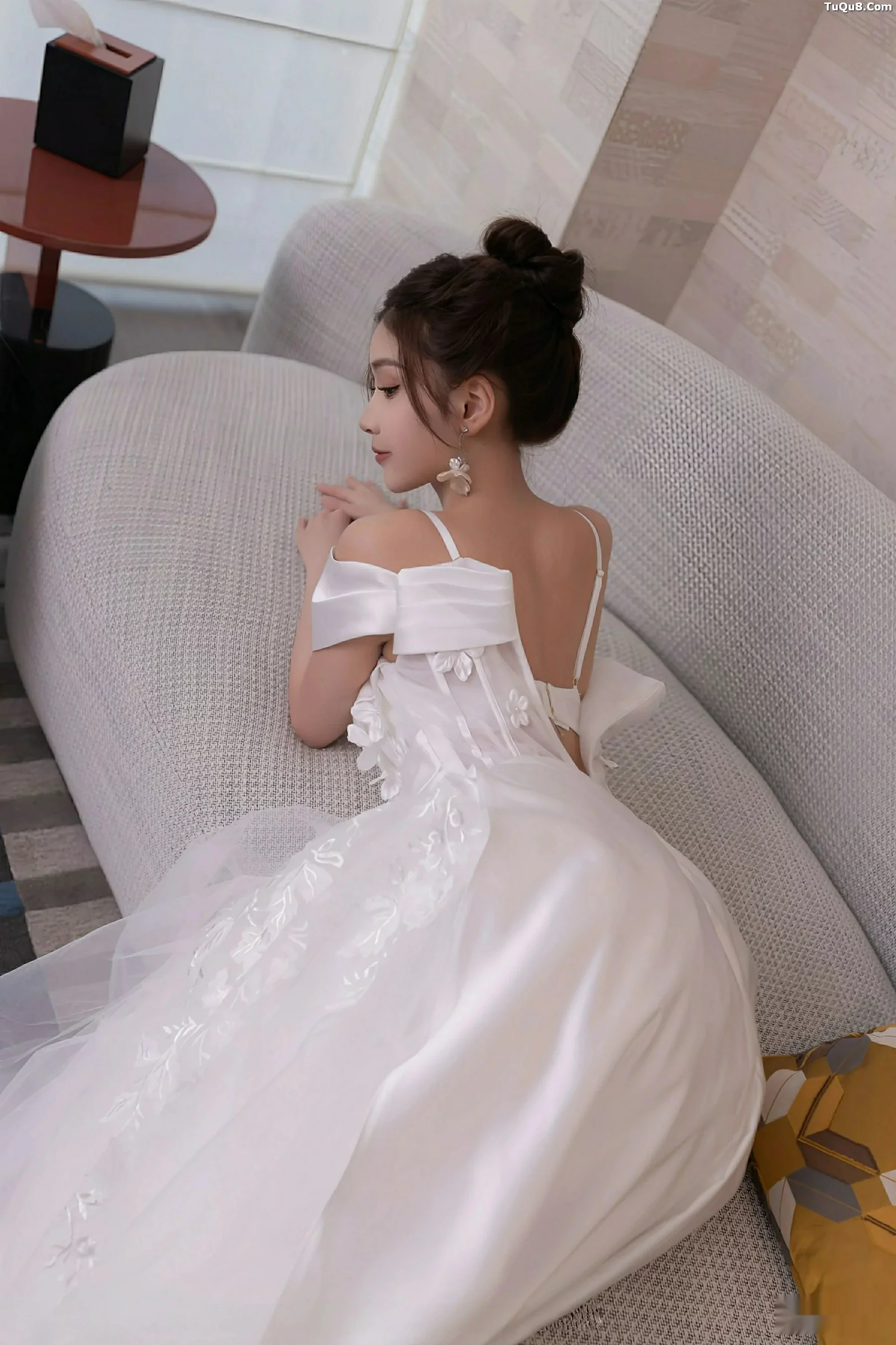 刘婷婷性感白色婚纱露白色内衣配超薄肉丝秀美腿绝美写真 第 19 张
