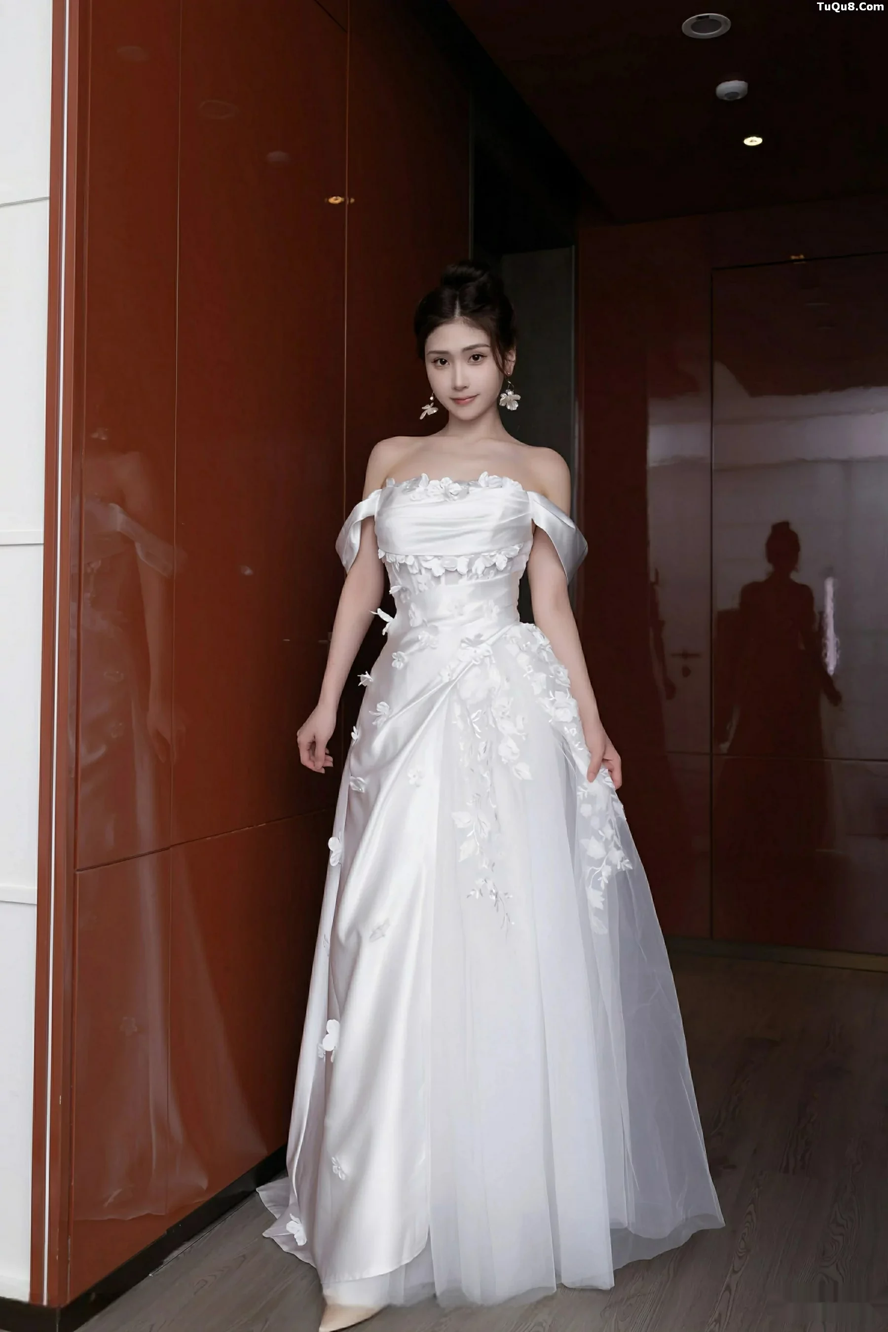 刘婷婷性感白色婚纱露白色内衣配超薄肉丝秀美腿绝美写真 第 2 张