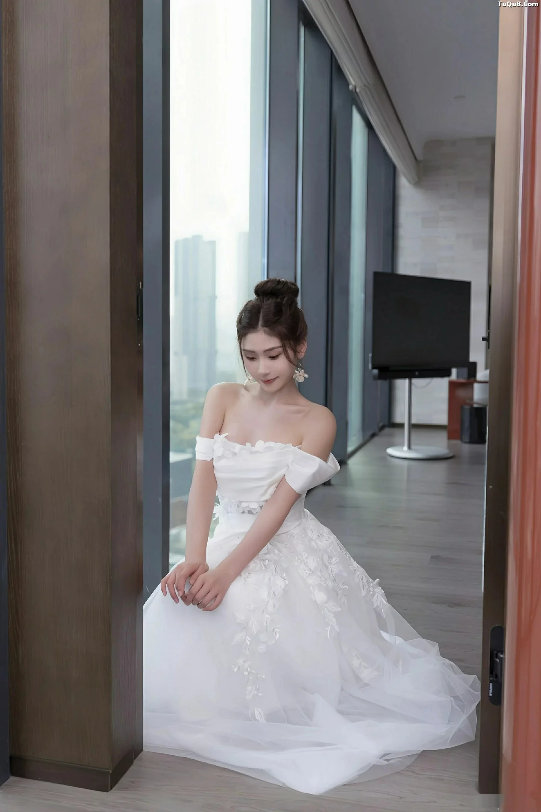 刘婷婷性感白色婚纱露白色内衣配超薄肉丝秀美腿绝美写真 第 22 张