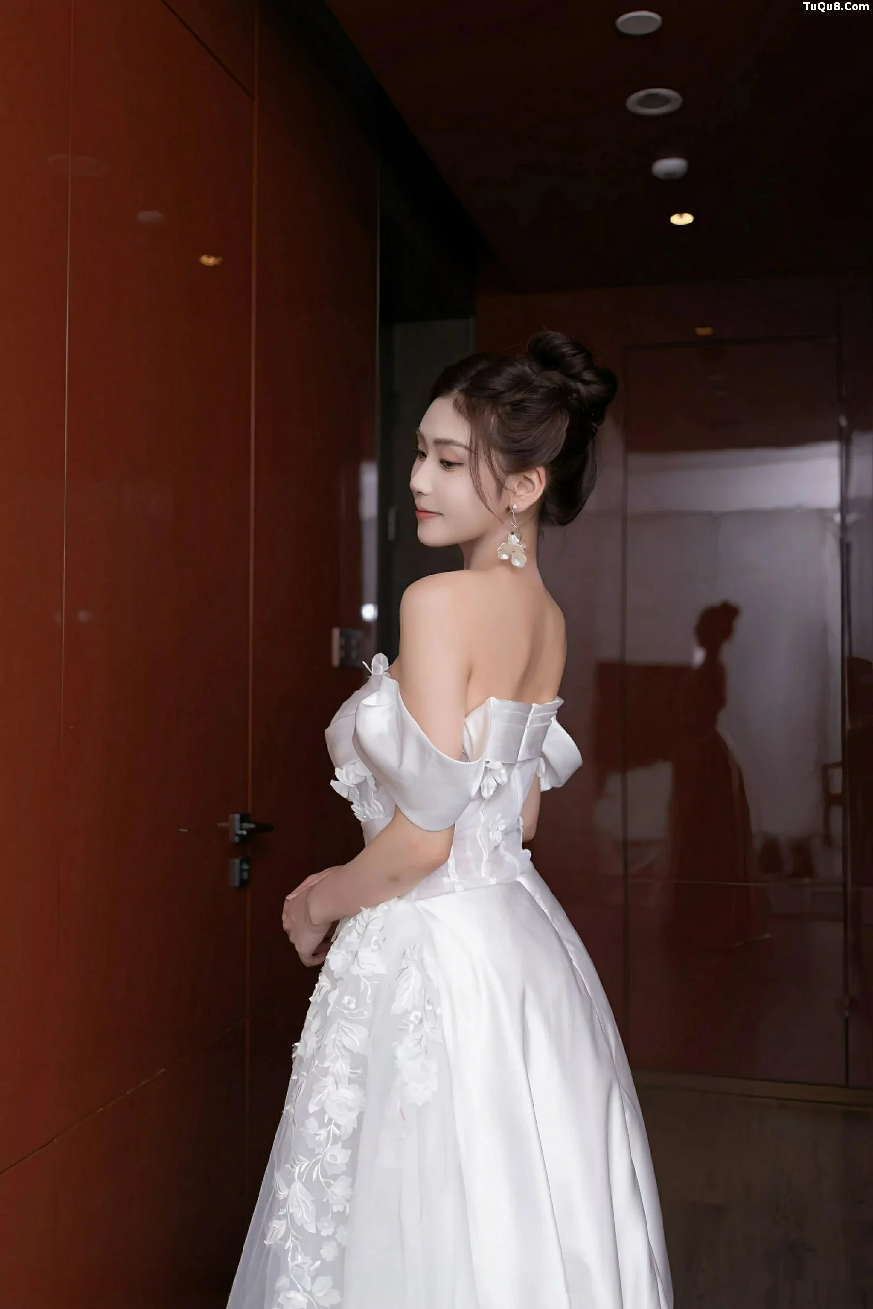 刘婷婷性感白色婚纱露白色内衣配超薄肉丝秀美腿绝美写真 第 4 张