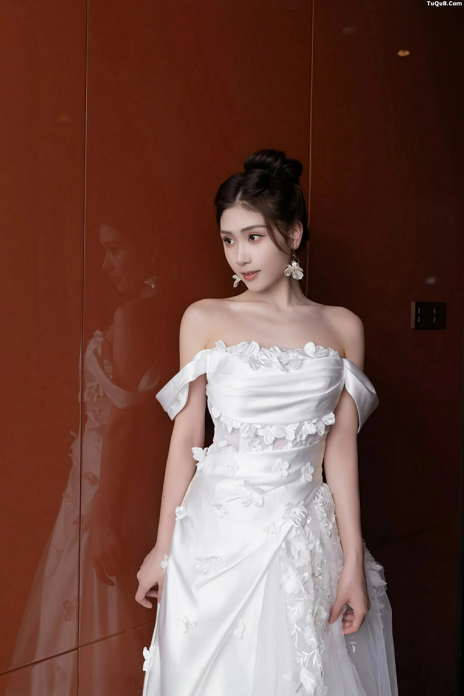 刘婷婷性感白色婚纱露白色内衣配超薄肉丝秀美腿绝美写真 第 5 张