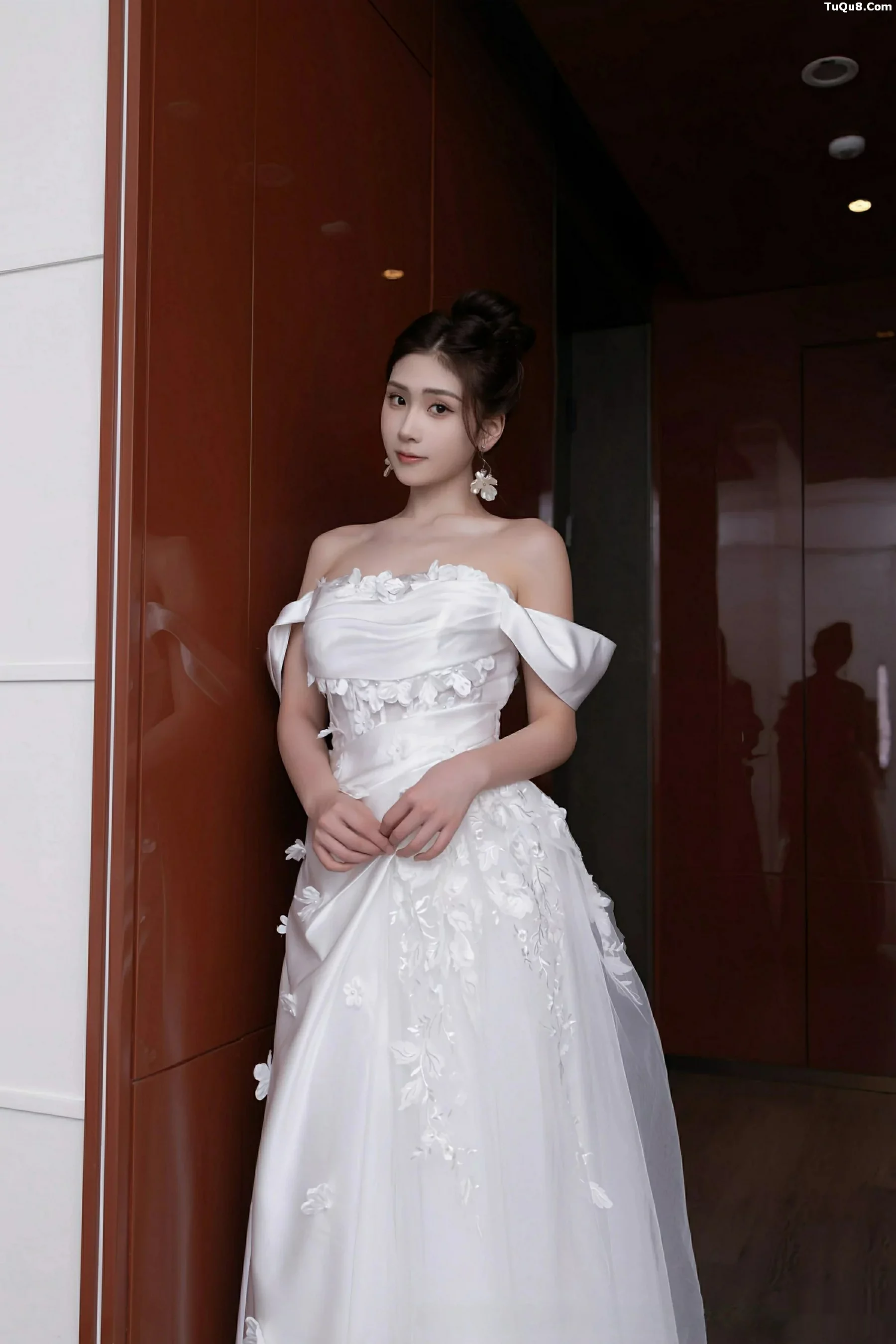 刘婷婷性感白色婚纱露白色内衣配超薄肉丝秀美腿绝美写真 第 7 张