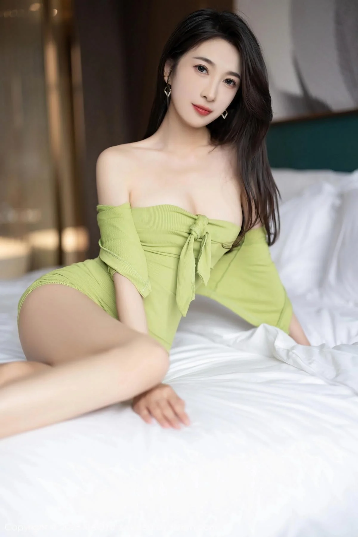 林乐一绿色露肩连衣裙+黑色薄纱连衣裙秀曼妙身姿绝美写真 第 69 张