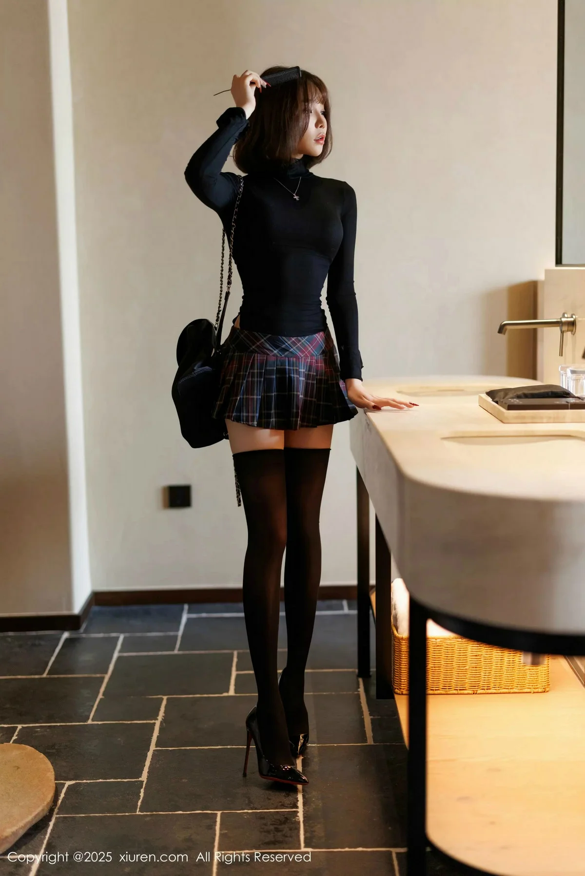 徐莉芝Booty性感格子短裙露蓝色内衣配黑丝袜秀美腿绝美写真 第 1 张