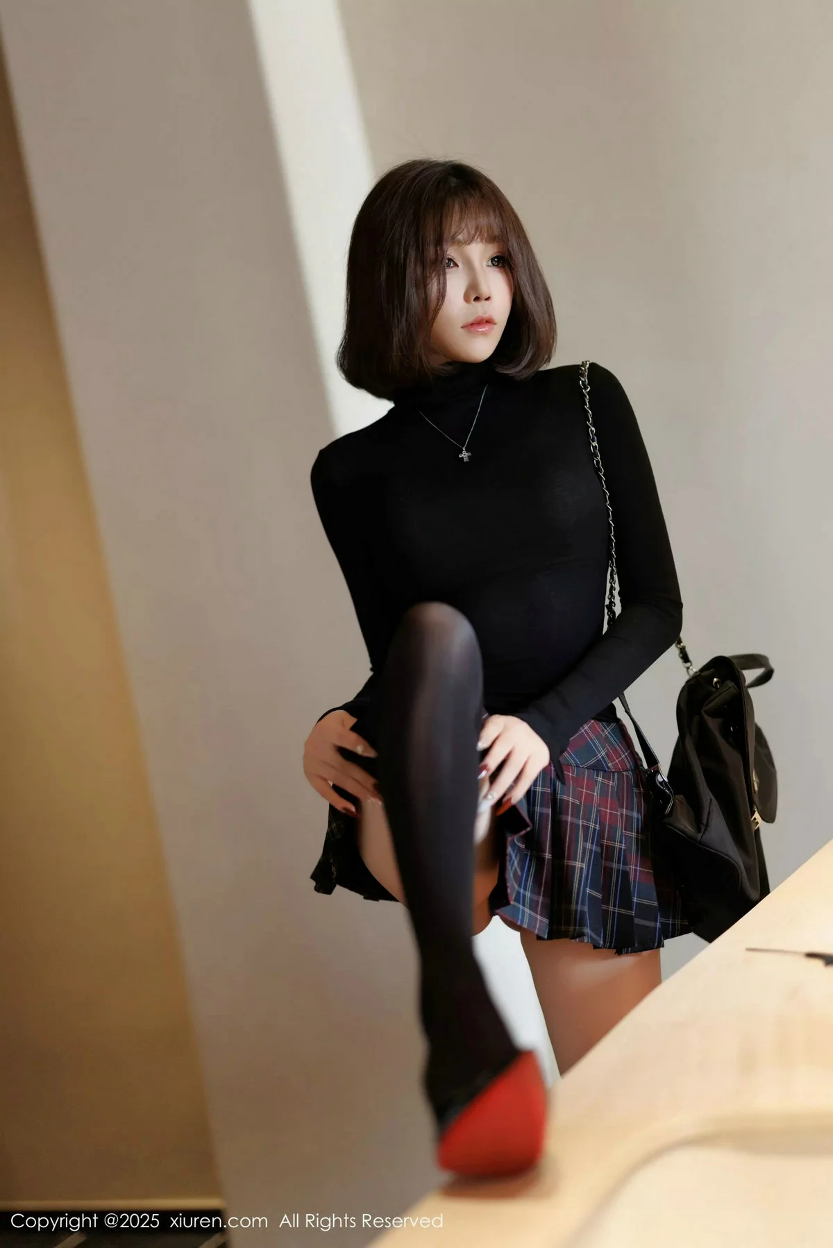 徐莉芝Booty性感格子短裙露蓝色内衣配黑丝袜秀美腿绝美写真 第 10 张