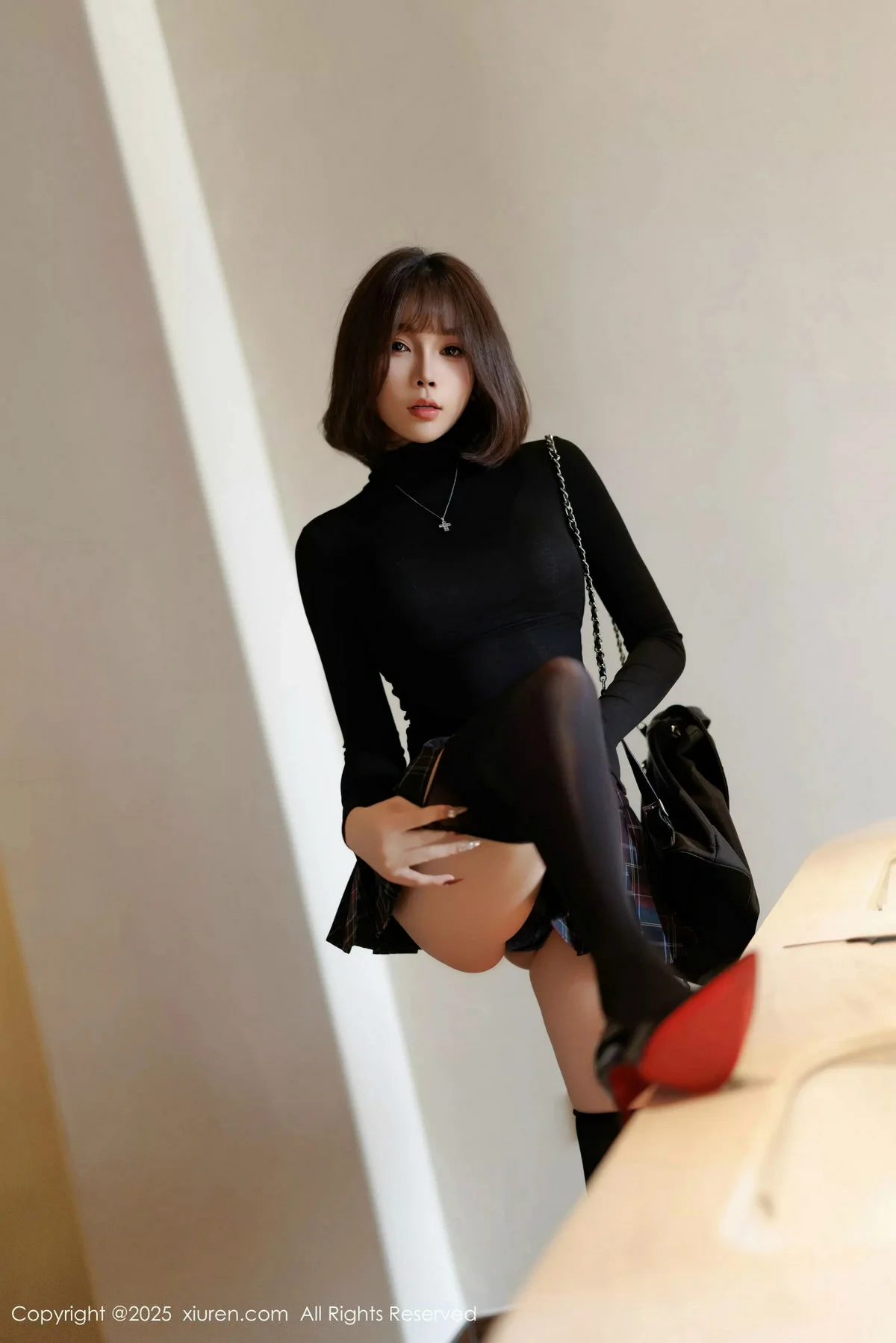 徐莉芝Booty性感格子短裙露蓝色内衣配黑丝袜秀美腿绝美写真 第 11 张
