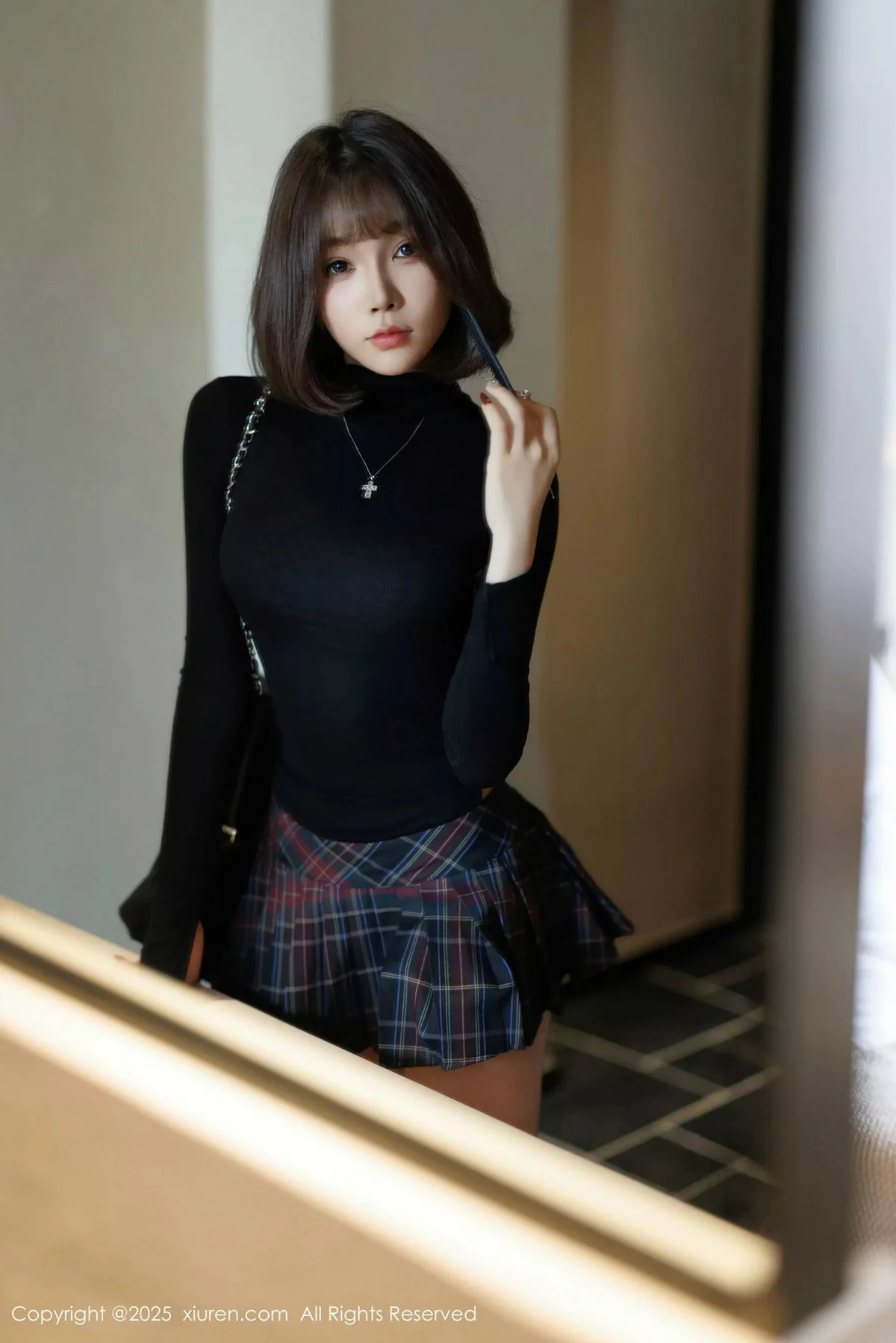 徐莉芝Booty性感格子短裙露蓝色内衣配黑丝袜秀美腿绝美写真 第 21 张