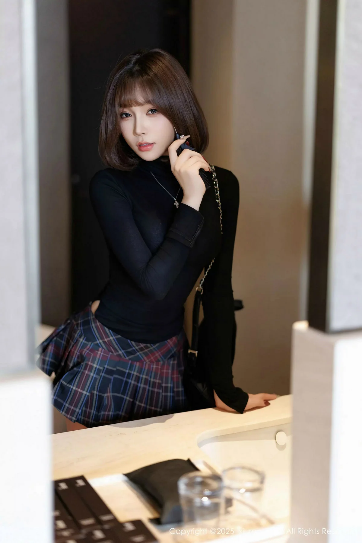 徐莉芝Booty性感格子短裙露蓝色内衣配黑丝袜秀美腿绝美写真 第 26 张